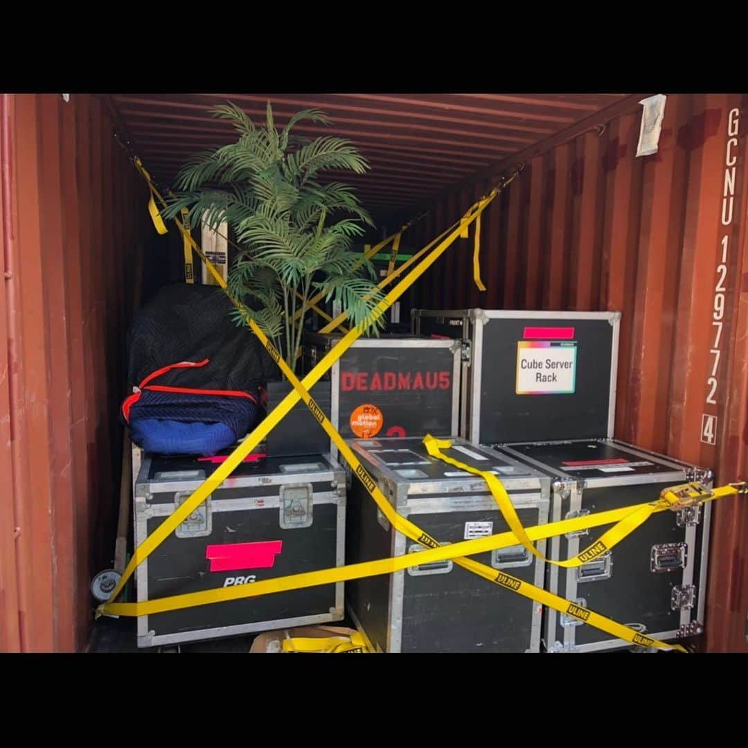 デッドマウスさんのインスタグラム写真 - (デッドマウスInstagram)「See you in Manchester, horde... 🌴CubeV3 on its way. @creamfieldsofficial @mau5trap @cubev3 #cubev3」8月3日 7時51分 - deadmau5