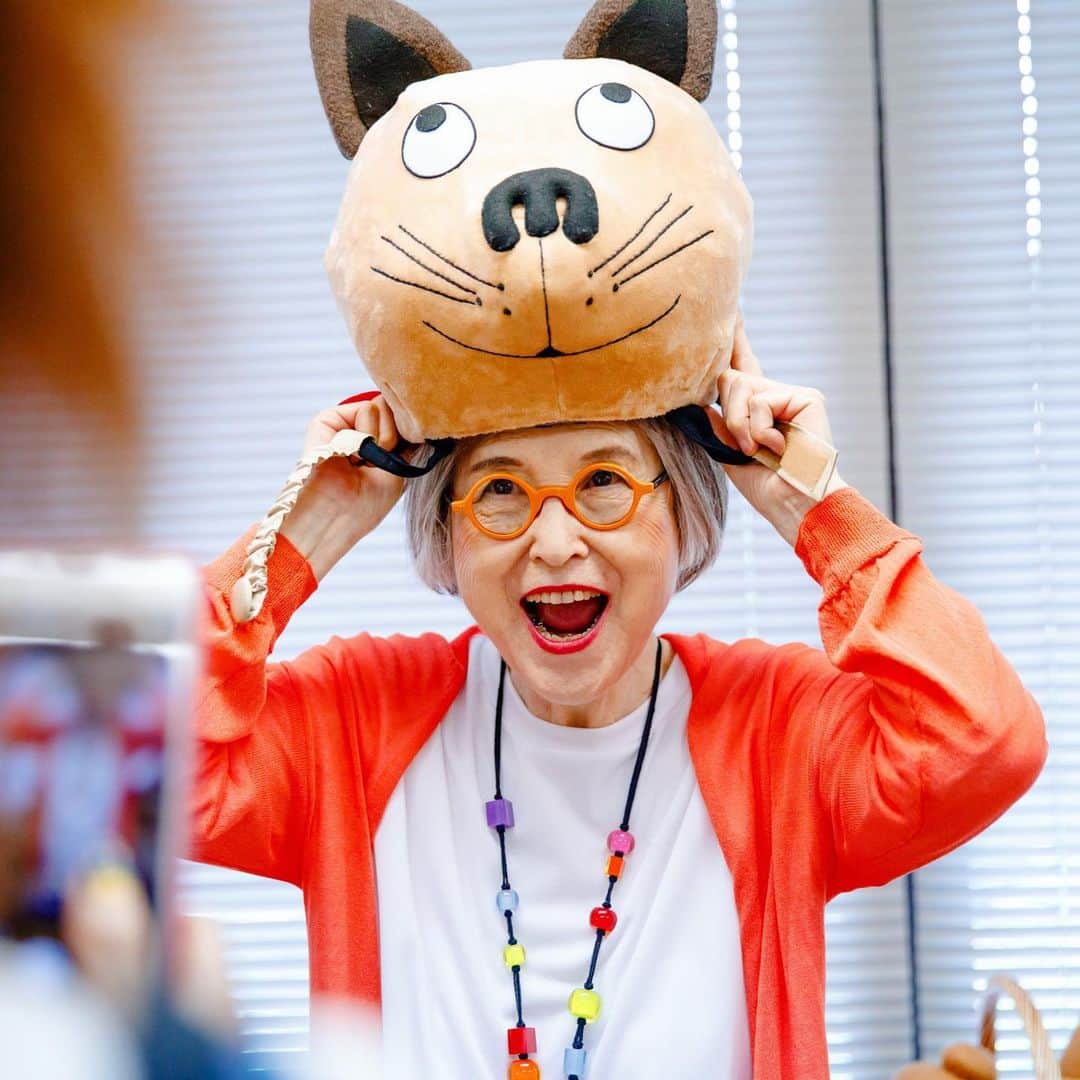 のインスタグラム：「のらねこボン！  今夜はノラ猫スープにしようかな？  This is a character of my story: Stray cat named Bon! For tonight, I will make soup à la stray cat: in short, leftovers soup!  #魔女の宅急便 #児童文学作家 #鎌倉文学館 #鎌倉 #鎌倉散歩 #小さなおばけシリーズ #かぶりもの猫 #おしゃれ好き#eikokadono #kikisdeliveryservice」