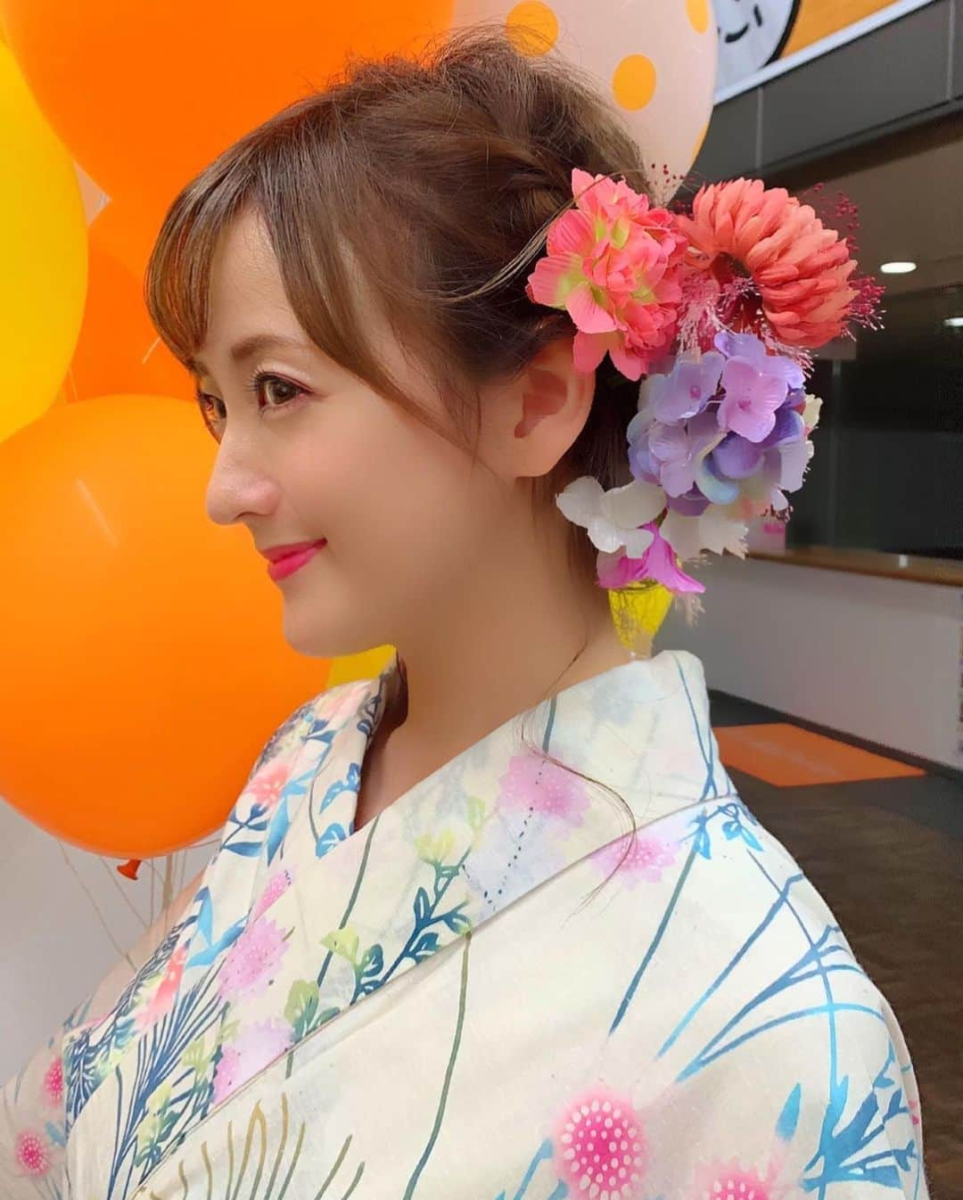 小松彩夏さんのインスタグラム写真 - (小松彩夏Instagram)「﻿ 昨日は浴衣に合わせて素敵なヘアアレンジにしてもらいました♡﻿ ﻿ 白の浴衣に可愛らしいお花を付けてもらえてルンルンでした♪﻿ ﻿ やっぱり浴衣はいいですよね〜♡﻿ ﻿ 今年はプライベートでも﻿ 浴衣着たいなぁ...୧(୧ˊ͈ ³ ˋ͈)⋆ೄ﻿ ﻿ ﻿ #浴衣 #👘 #浴衣ヘア #follow #instagood #502 #ヘア #アレンジ #アレンジヘア #ヘアアレンジ #セット #ヘアセット #盛岡さんさ踊り #盛岡 #岩手」8月3日 7時55分 - official_ayaka_502