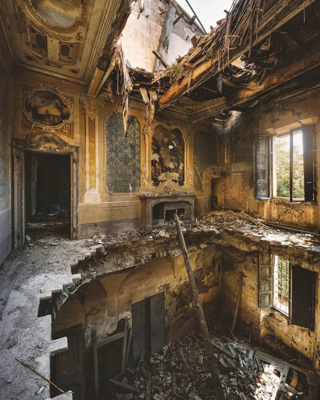 Abandoned Placesさんのインスタグラム写真 - (Abandoned PlacesInstagram)「Caved in villa in Europe. Photography by @th_om_as_ju_ni_or」8月3日 8時00分 - itsabandoned