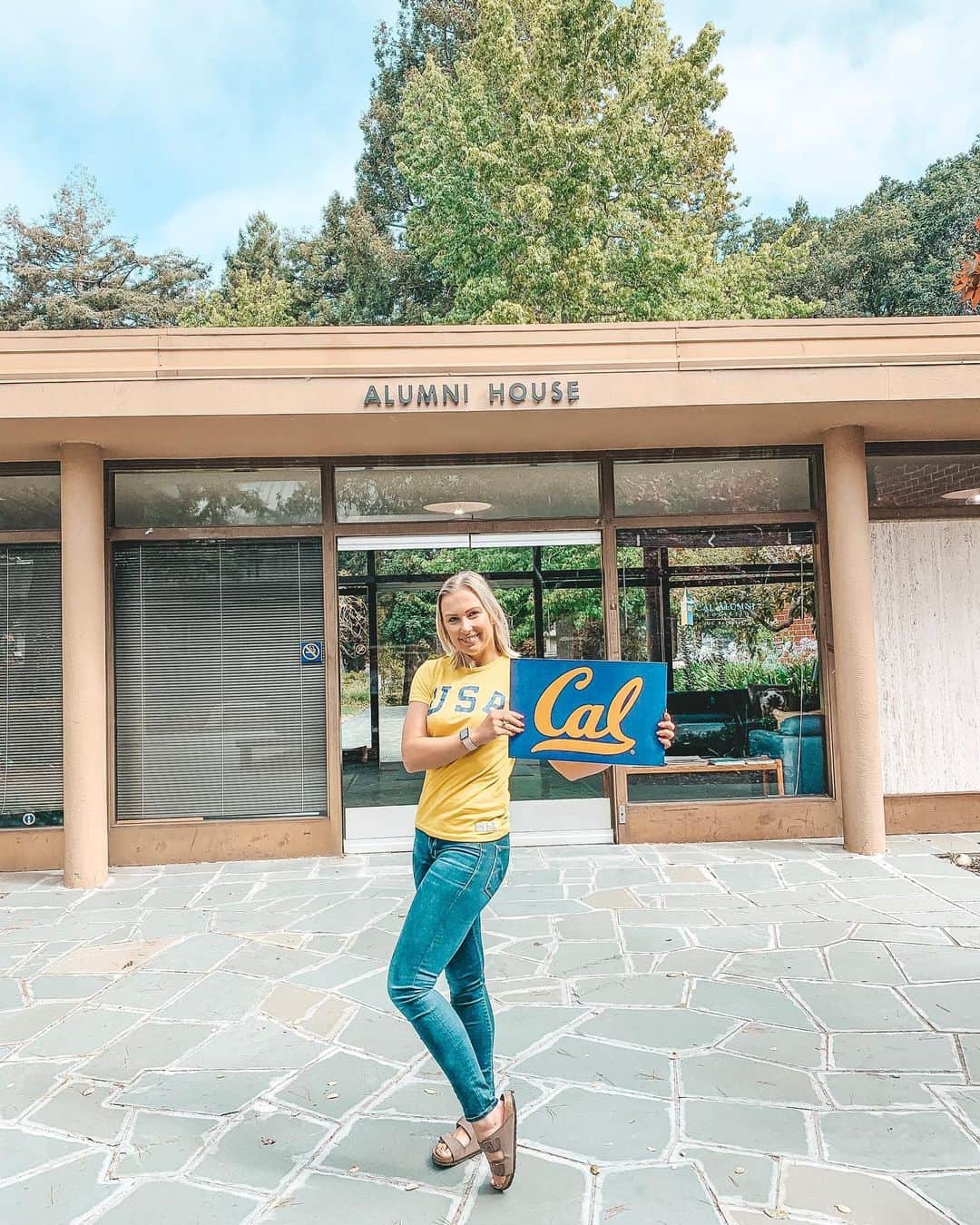 のインスタグラム：「Thank you for the memories @calalumniassociation! After 2.5 yrs of working for the “enemy” 😜🐻 I’m moving on to bigger and better things. And although I’ll always bleed Cardinal, the Golden Bears will always have a special place in my heart. 💙 I’ll miss the campus, the free food and of course the people I’ve met along the way but I can’t wait to continue building my career at my DREAM company to work for, @visa_us. But first...time for vacation!! ☀️ ⇢ ⇢ ⇢ ⇢ ⇢ #ucberkeley #cal #stanford #housedivided #bossbabe」