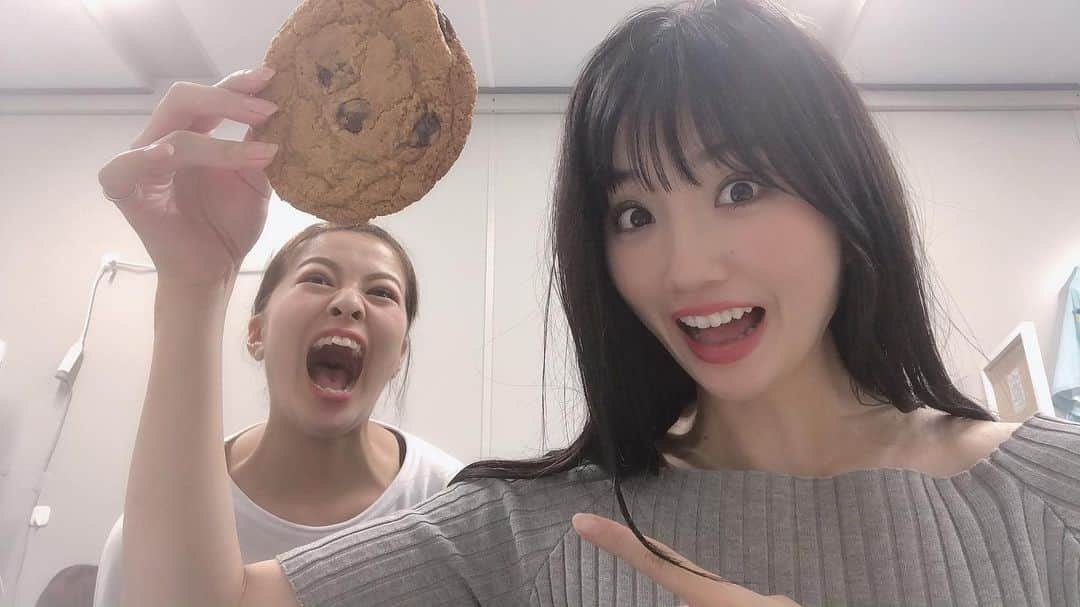 小寺真理さんのインスタグラム写真 - (小寺真理Instagram)「宇都宮まき姉さんに頂いたよ〜！ めちゃくちゃ美味しいデカクッキー〜！ 下に写ってるのは…無視しよう〜っと。」8月3日 8時13分 - koteramaricorin