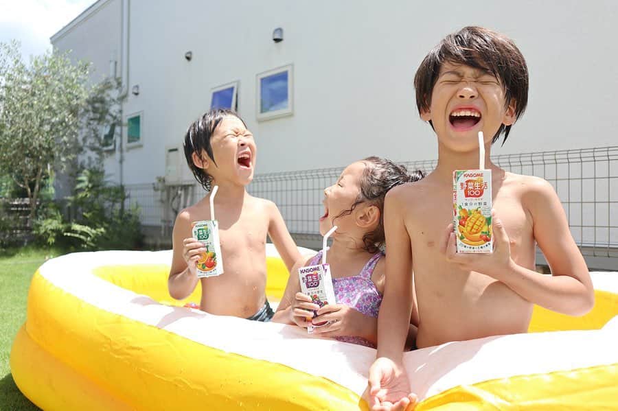 リナのインスタグラム：「夏休みに突入してから、 心配していたお天気も回復☀️ . 我が家ではプール開きをして、 毎日疲れるまでプール遊びしています👙 . 遊びに夢中になっているので、 水分補給はこまめにとっていますよ🍵 . プール休憩中におやつと合わせて 野菜生活100 もゴクゴク🥤 . 葉物野菜が苦手な次男君も、 野菜生活100なら、美味しそうにたっぷり飲んでくれます😊 . 摂取できる野菜や果物がイラストになって記載されているので、 「ほうれん草飲めた〜！」っと嬉しそう♡ . ママとしては、野菜生活100を美味しく楽しく飲みながら、 野菜や果物に興味を持ってもらえたらなぁっと思っています🥬 . 夏休みを利用して、 １つでも多くの野菜を食べれるようになってくれたら嬉しいなぁ〜🥕 カゴメ様のベジトレアンバサダーとして活動しています。 ................................................ #ベジトレ部　#子育て #カゴメ #3児ママ #プール開き #お庭ぷーる #夏休み #おやつの時間 #野菜 #息子ラブ #一戸建て #食育 #子育てママ」