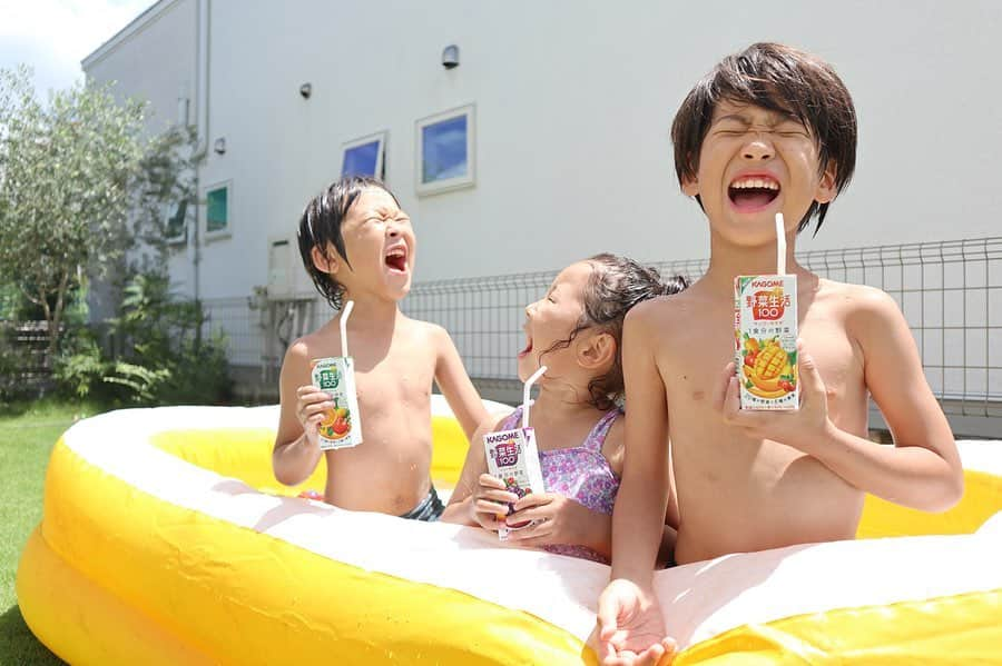 リナさんのインスタグラム写真 - (リナInstagram)「夏休みに突入してから、 心配していたお天気も回復☀️ . 我が家ではプール開きをして、 毎日疲れるまでプール遊びしています👙 . 遊びに夢中になっているので、 水分補給はこまめにとっていますよ🍵 . プール休憩中におやつと合わせて 野菜生活100 もゴクゴク🥤 . 葉物野菜が苦手な次男君も、 野菜生活100なら、美味しそうにたっぷり飲んでくれます😊 . 摂取できる野菜や果物がイラストになって記載されているので、 「ほうれん草飲めた〜！」っと嬉しそう♡ . ママとしては、野菜生活100を美味しく楽しく飲みながら、 野菜や果物に興味を持ってもらえたらなぁっと思っています🥬 . 夏休みを利用して、 １つでも多くの野菜を食べれるようになってくれたら嬉しいなぁ〜🥕 カゴメ様のベジトレアンバサダーとして活動しています。 ................................................ #ベジトレ部　#子育て #カゴメ #3児ママ #プール開き #お庭ぷーる #夏休み #おやつの時間 #野菜 #息子ラブ #一戸建て #食育 #子育てママ」8月3日 8時14分 - 1010koki0218