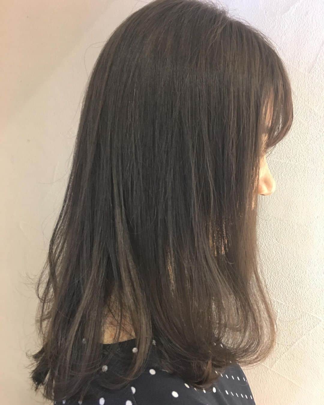 大石亜里紗のインスタグラム：「大人気急上昇中🧸💖！ ミルクティーカラー🍼💗 . 顔色も良く、服はシンプルに ヘアはまろやかな透け感🐄🌿 . . 柔らかいハイトーンカラー お任せください🦔🌿✨ DM・☎︎からのご予約がおススメ🌻 . –––––––––––––––––––––––––––– . . #crea_arisa 大人気のおススメカラー🌿 #ミルクたっぷりカラー🥛 . 色素薄い外国人のような 赤味のないカラーなら お任せください👩🏼💐 . . #ミルクティーベージュ #ミルクティーカラー #ミルクティーアッシュ #ミルクティー色 #ミルクティーグレージュ #ミルキーベージュ  #クリーミーベージュ」
