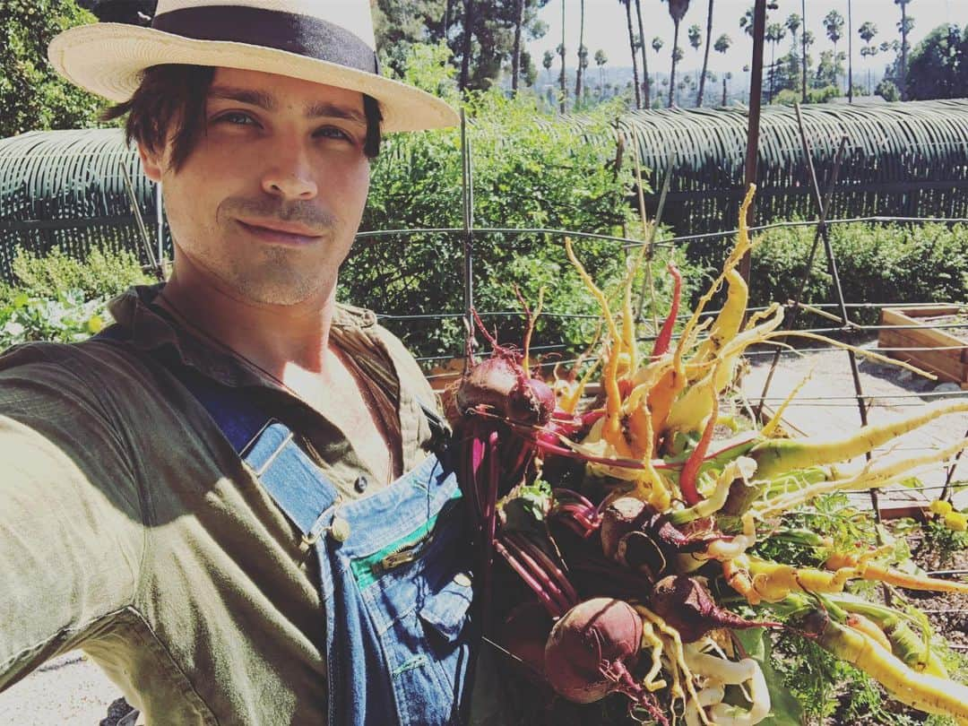 ローガン・ハフマンのインスタグラム：「Big harvest!!!! Remember to grow carrots and your onions together onions will keep the bugs off the carrots!  #UrbanGardener #UrbanGardening #AmericanFarmer」