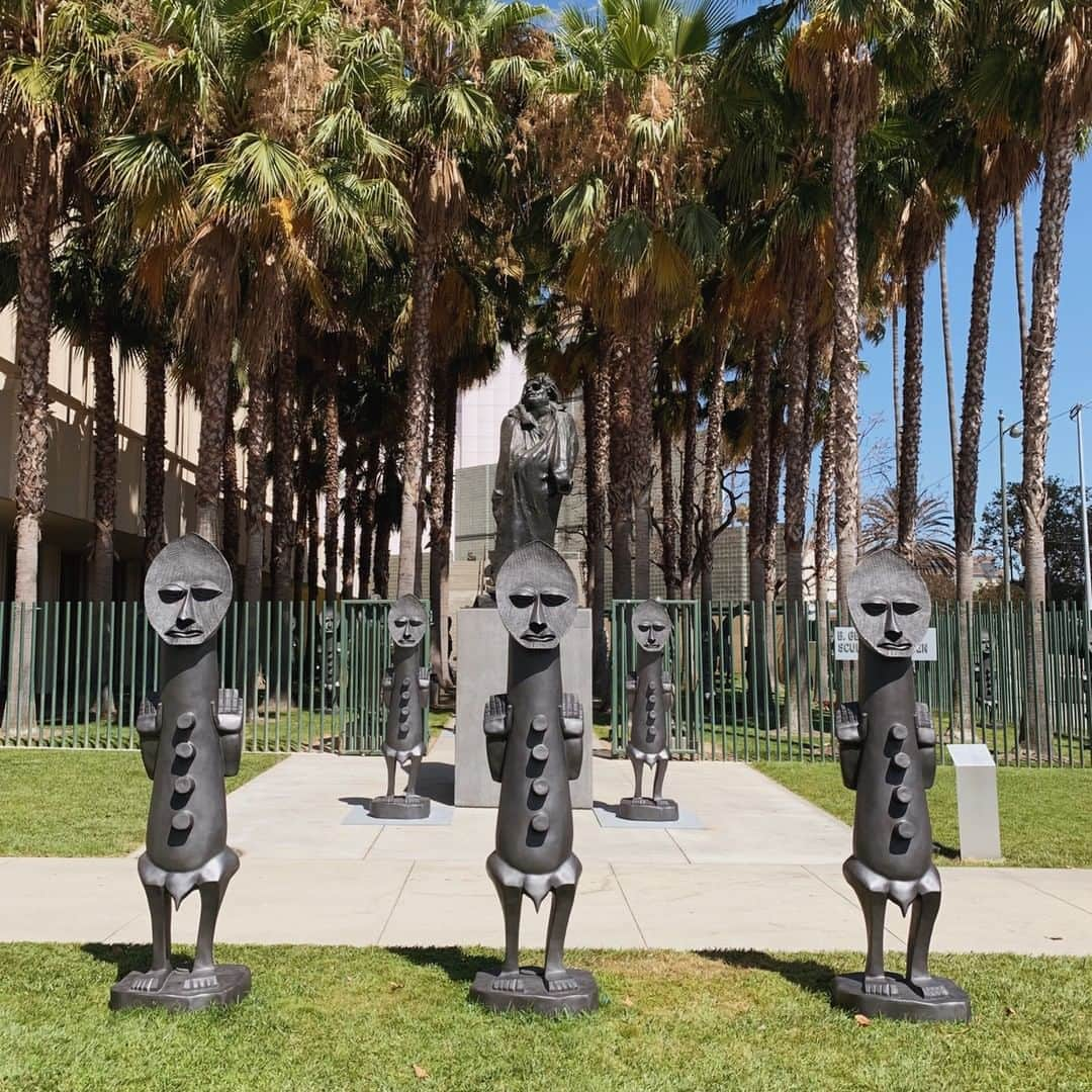 ロサンゼルスカウンティ美術館さんのインスタグラム写真 - (ロサンゼルスカウンティ美術館Instagram)「Explore outdoor art at LACMA! Now on view in the B. Gerald Cantor Sculpture Garden: Zak Ové’s “The Invisible Man and the Masque of Blackness.” This 40-piece sculptural installation, presented for the first time at an encyclopedic institution and in conversation with 12 works by French sculptor Auguste Rodin, explores the complex history of racial objectification and the evolution of black subjectivity. ©️Zak Ové, photo ©️Museum Associates/LACMA」8月3日 8時32分 - lacma