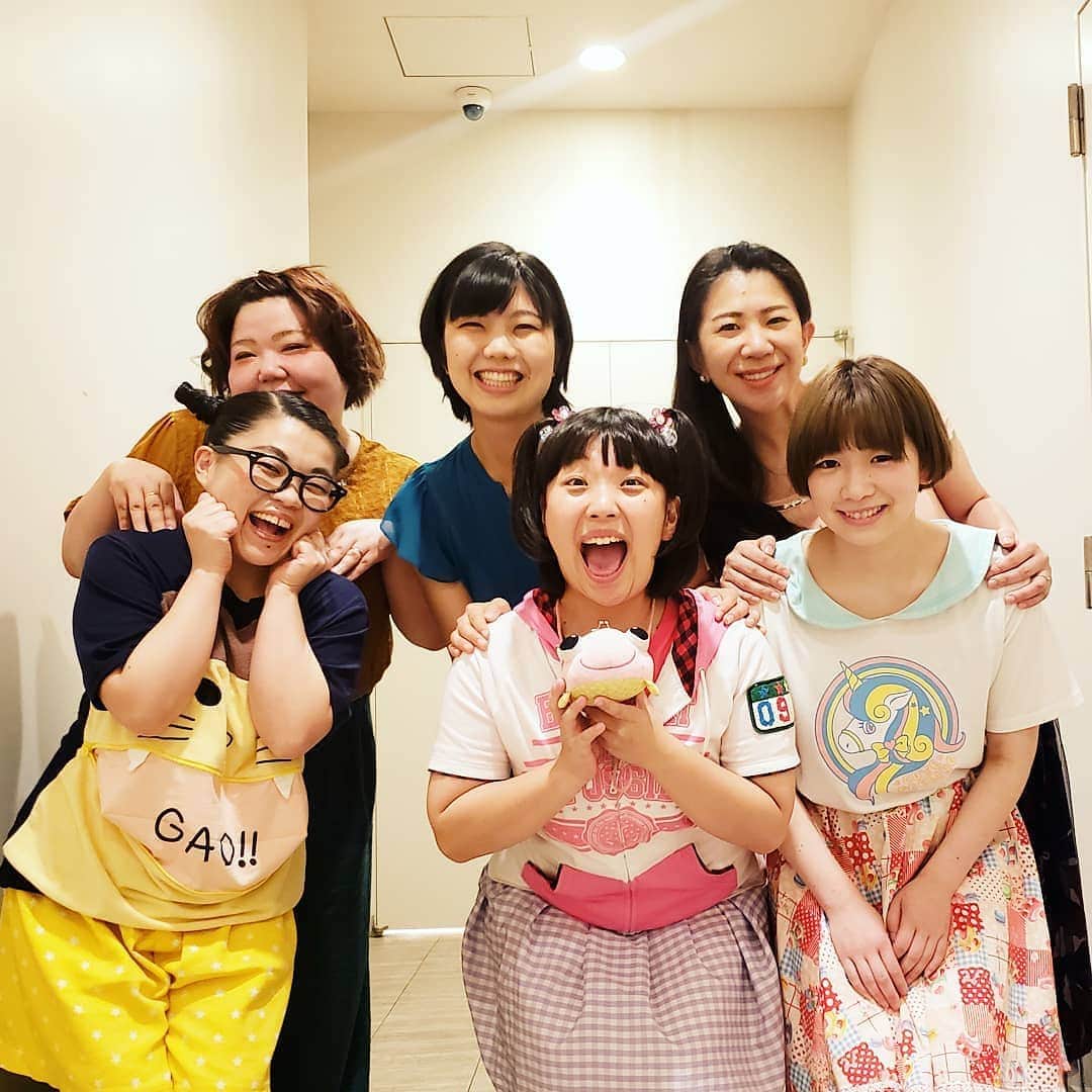 服部ひで子のインスタグラム：「今日、8/3(土)放送の 『よしもと新喜劇』は、  酒井藍座長 【藍五郎の、ハッピーな誕生日かい？】 8/31(土)予定と告知していましたが、本日 早速オンエアされることになりました～！ 是非、ご家族揃ってご覧くださいませ(*^▽^)/★*☆♪♪ 今から北海道へ向かいます✈️💨💨💨 #吉本新喜劇 #よしもと新喜劇 #新喜劇 #山本奈臣実 姉さん #岡田直子 さん #葛原亜依 ちゃん #重谷ほたる ちゃん #曽麻綾 ちゃん #服部ひで子」