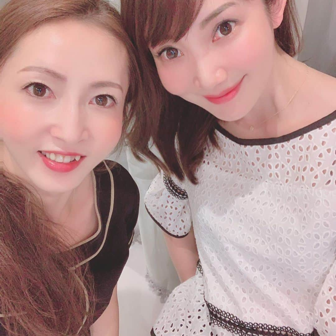 吉田美紀さんのインスタグラム写真 - (吉田美紀Instagram)「・ ・ 冬場より夏場の方が浮腫みやすい体質… それでいて夏バテとは無縁の食欲😅 ・ 気持ちよかったー！ なんとなくスッキリしたー！ というのとは全然違う確実な効果を実感させてくれる @emiemhappy のゴッドハンド。 ・ 今回も一度で驚きの変化でした！！ ・ @licesthetic  大人気…˚⁎⁺˳✧༚先の予約を入れてきました！ ・ #beauty #beautysalon #リックエステティックサロン #ゴッドハンド #痩身 #痩身ケア #ダイエット #エステ #エステサロン #美容 #麻布十番」8月3日 8時39分 - miki__yoshida