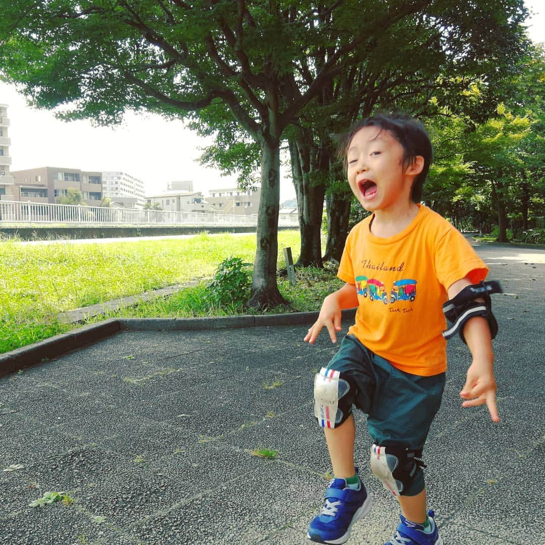 清野紗耶香さんのインスタグラム写真 - (清野紗耶香Instagram)「🚲 AM8:42 現在30度近くあります。 ミンミンゼミコールが激しいなか、 朝もはよから#自転車練習 です。  変なテンション🤪🤪🤪🤪 . . #4歳5ヶ月#まめちょびん #ママライフカメラ #mamagirl  #瞬足 #瞬足コーデ  @syunsoku_official  #アキレス #syunsoku #ハロー赤ちゃん探検隊19年8月 #こどもと暮らす #ままのて #はぐピク #親バカ部男の子  #子育てぐらむ#キッズモデル#ママリ#ママタス#コドモノ #コノビー#kids_japan #mamano #comona #ikumama #コドモダカラ #mamanoko #子どもとお出かけ」8月3日 8時43分 - seino_sayaka