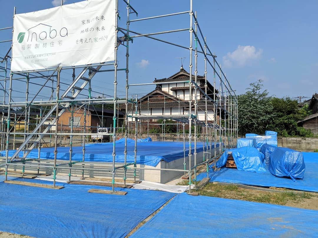 有限会社 稲葉製材住宅のインスタグラム：「どーも、今村です🤥 弊社3棟目のとなるLCCM住宅（電気自動車のような超エコ住宅）の棟上げ準備完了です！（認定申請手続中） 広いウッドデッキから庭を望む平屋のお家ができる予定 夕立に備えてブルーシートで養生しておきます 当日は暑かろなー💧  #棟上げ準備完了#土台敷#超エコ住宅建築予定#平屋#高性能#高品質#家づくり#マイホーム#家#新築#工事#施工#丁寧な家づくり#暮らし#日々#暮らしやすい家#家が欲しい#一戸建#注文住宅#lccm住宅#田舎暮らし#のんびり#マイペース#工務店#熊本#玉名#山鹿#稲葉製材住宅#イナバ」