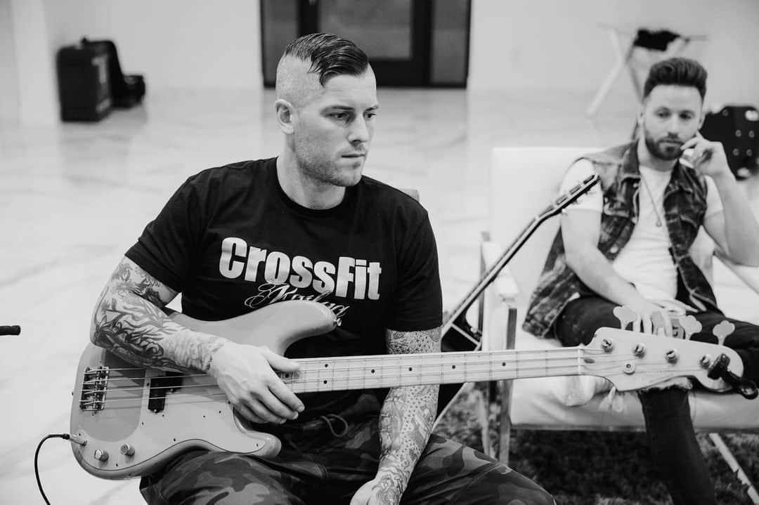 ザッキー・ヴェンジェンスのインスタグラム：「Happy #alohafriday everyone 🌸🌺🌴🌊 have a great weekend. Don’t over think it like me and @iamsweettalker look like were doing 😂💪🏻🤙🏻 #makemusic #music #bassguitar #melody #fitness #blackandwhite #newrecord #hawaii #crossfitkailua #tattoos #musiciansofinstagram #musicians #freshcut」