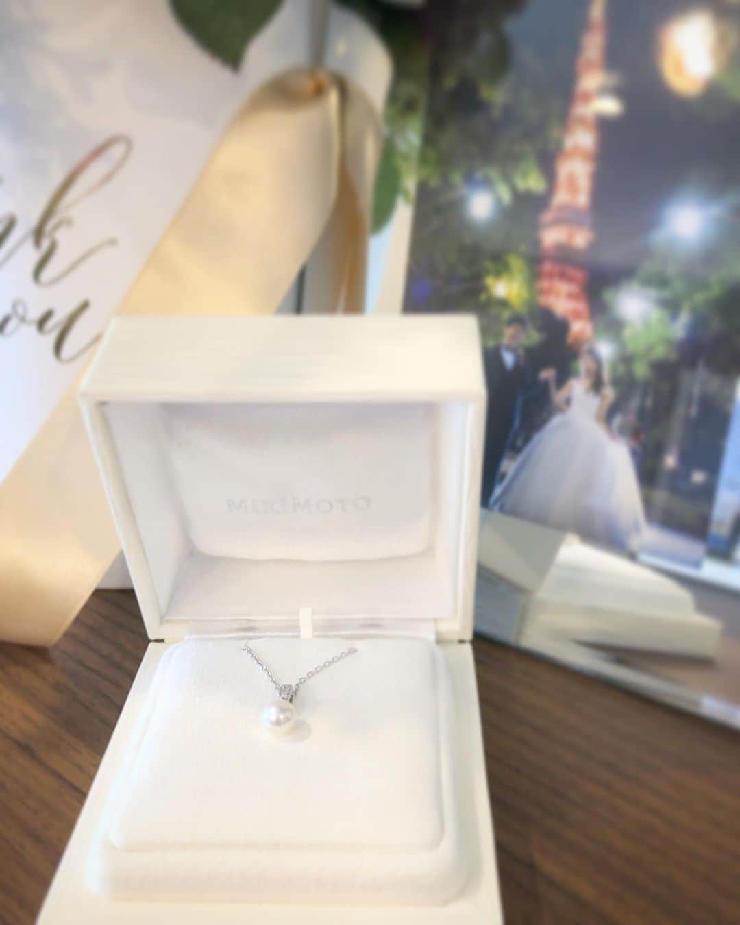 小野恵美のインスタグラム：「お気に入りの MIKIMOTOのパールペンダント💎  今年、主人からプレゼントしてもらったもの。 実は、誕生月の2月はつわりの真っ只中で、仕事以外の外出は思うように出来ず…😭 4月、安産祈願の前には間に合うようにと、体調が戻った頃に選びに連れて行ってくれました。  大切にします😌 #ミキモト #mikimoto #ミキモトパール #パール #パールネックレス #夫婦」