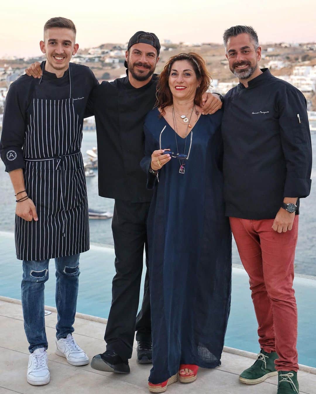 Ulissesworldさんのインスタグラム写真 - (UlissesworldInstagram)「Amazing Dinner at the villa with Celebrity Chef @akis_petretzikis and his team! Thank you my friend for a wonderful experience 🙏🏽😋💪🏽 _ Big thanks to @adellaporta.gr for taking care of me & the fam in Mykonos. Your company & guidance around Mykonos has been amazing. Thank you 🙏🏽 _ #kenshoornos #kenshomykonos #kenshovilla #villaornos #kenshospa #kenshoshop #kenshomemories #florasupermarkets」8月3日 8時51分 - ulissesworld