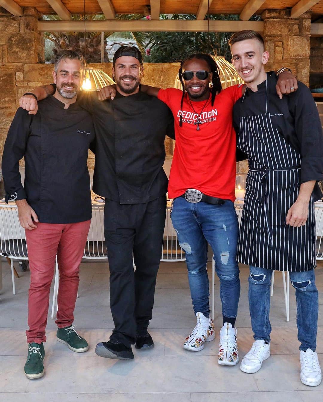 Ulissesworldさんのインスタグラム写真 - (UlissesworldInstagram)「Amazing Dinner at the villa with Celebrity Chef @akis_petretzikis and his team! Thank you my friend for a wonderful experience 🙏🏽😋💪🏽 _ Big thanks to @adellaporta.gr for taking care of me & the fam in Mykonos. Your company & guidance around Mykonos has been amazing. Thank you 🙏🏽 _ #kenshoornos #kenshomykonos #kenshovilla #villaornos #kenshospa #kenshoshop #kenshomemories #florasupermarkets」8月3日 8時51分 - ulissesworld