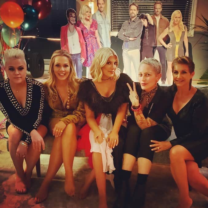 ジェニー・ガースさんのインスタグラム写真 - (ジェニー・ガースInstagram)「Just some ladies on a couch 😎Love each and every one of you powerhouse babes. You’re all lookin good at 2am😘@christineelisemccarthy @gabriellecarteris @torispelling @mandiline @bh90210 #bts」8月3日 8時57分 - jenniegarth