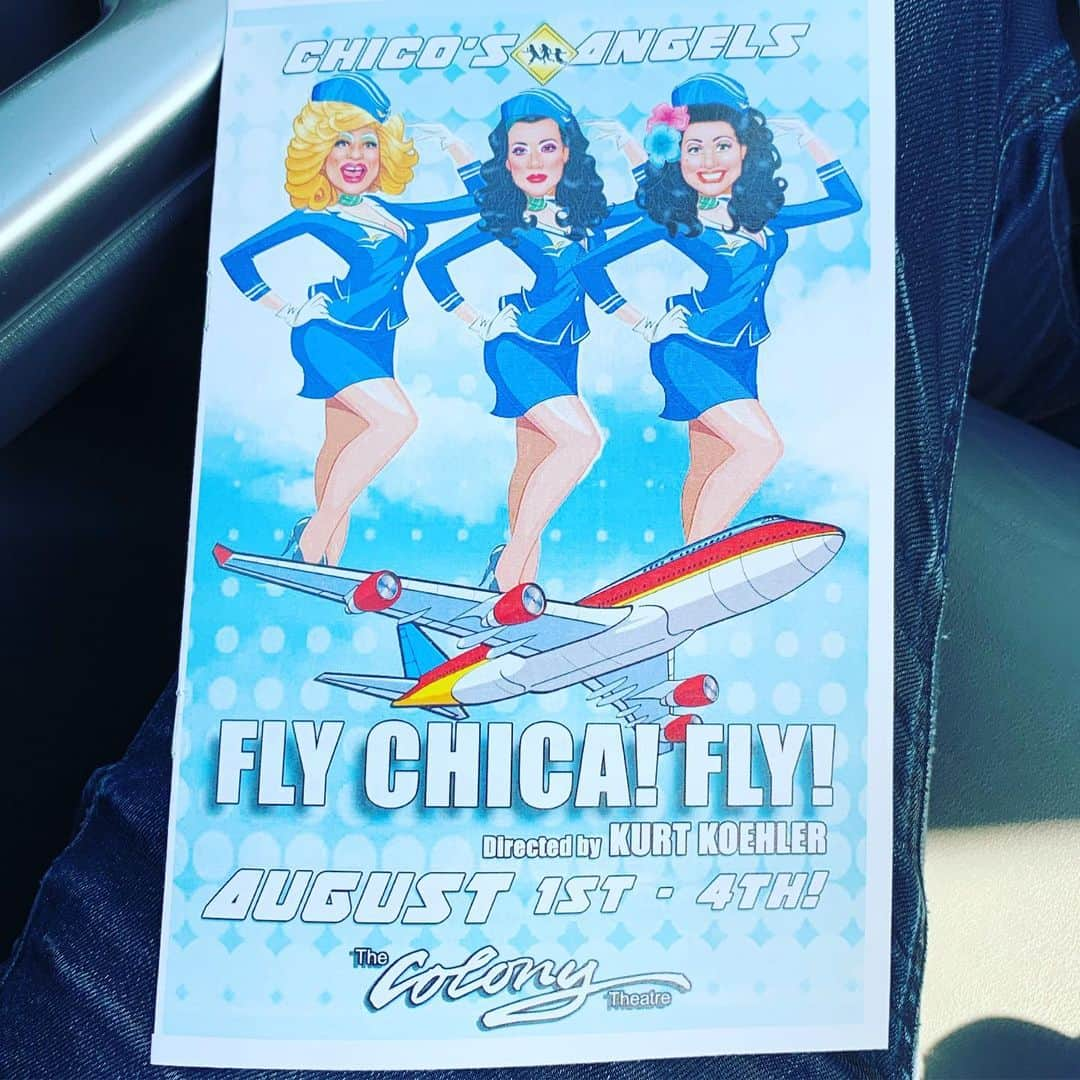 リー・トンプソンさんのインスタグラム写真 - (リー・トンプソンInstagram)「Had so much fun at the @chicosangels show with my friend and fellow hoofer @raygarcia6 GO! Have a laugh. These beautiful gals are so funny.  #bighair #whatswrongwiththispicture #colonytheatre」8月3日 8時59分 - lea_thompson