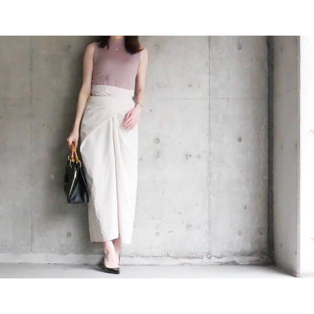 htrkmkのインスタグラム：「・ ︎︎︎︎☑︎Tops しっとりモチモチな生地で 肌触り抜群だし ほんのり光沢あるハイゲージで 上品に見えるし くすんだピンクベージュの色味も ハイネックのこなれたシルエットも 全部大好きな @gu_global の #ハイネックセーターノースリーブ ・ ・ ︎︎︎︎☑︎Skirt ラップタイプで 腰幅やゆとりを好きに調整できるので 私のような下半身ポッチャりも安心◎ これ着てると褒められ率が高いです𓀫 ・ ・ tols @gu_for_all_  skirt @reedit_official  bag @rakuten_fashion  shoes @fabiorusconiofficial ・ ・ #ハイネックセーター #ジーユー #ジーユーコーデ #上品コーデ」