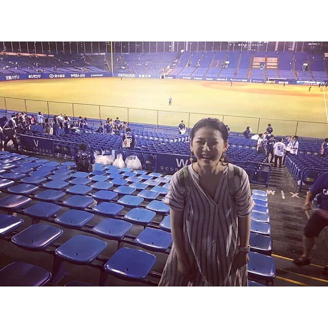 睦のインスタグラム：「花火が、 300発上がるんだよ！と 友人が誘ってくれた 明治神宮野球場の 東京ヤクルト - 中日の ナイター戦。  猛暑にビビりすぎて、 遊びで外に出かけるのを 怖がっていたけど、 魅惑的なお誘い。  しかも夜なら 昼間よりは 涼しくなる一方だろうしと のった！とお返事。  お察しの通り。  スポーツ全般、 見るのもやるのも 縁遠い私です。  が。  ものすごく 楽しめましたぁ😍  観戦中の ビールや酎ハイ目当ての 友人達には、 嬉しい半額だそうな。  ビールの売り子さん達を 呼ぶのも楽しかったあ。  私は、 お酒は飲めませんが 呼びたくて、 呼びまくり😘  中日側に座ってたのですが 応援している人たちが 優しくて。  ビールのやりとりを お客さん達が バケツリレー的に、 お金とビールを やりとりしてくれたんです。  ヒットや いいプレーが見れたら 知らない人同士でも、 ハイタッチ。  結果、中日が勝ち 縁起がいい運を もらえた感覚でした。  駅までの帰り道。  もうひと休みしてから 帰ろうと入ったお店も 良かったなぁ。  また改めて、 来たいお店でした。  @ayakot73 ちゃん、  ほんとにいつも 楽しいお誘い ありがとねっ。  また、 こども食堂でも 遊びでも お誘い お待ちしてまーす😆  #猛暑  #猛暑日  #ナイター  #baseball  #塩分  #明治神宮球場  #明治神宮野球場  #飲み物  #drink  #プロ野球  #中日ドラゴンズ  #ヤクルトスワローズ  #野球  #nighter  #sweat  #夕涼み  #暑い  #夜風  #熱帯夜  #ビール売り子  #モスクラシック  #mosclassic  #汗  #ssw  #作詞家  #モデル  #lyricist  #model  #井上睦都実 #睦」