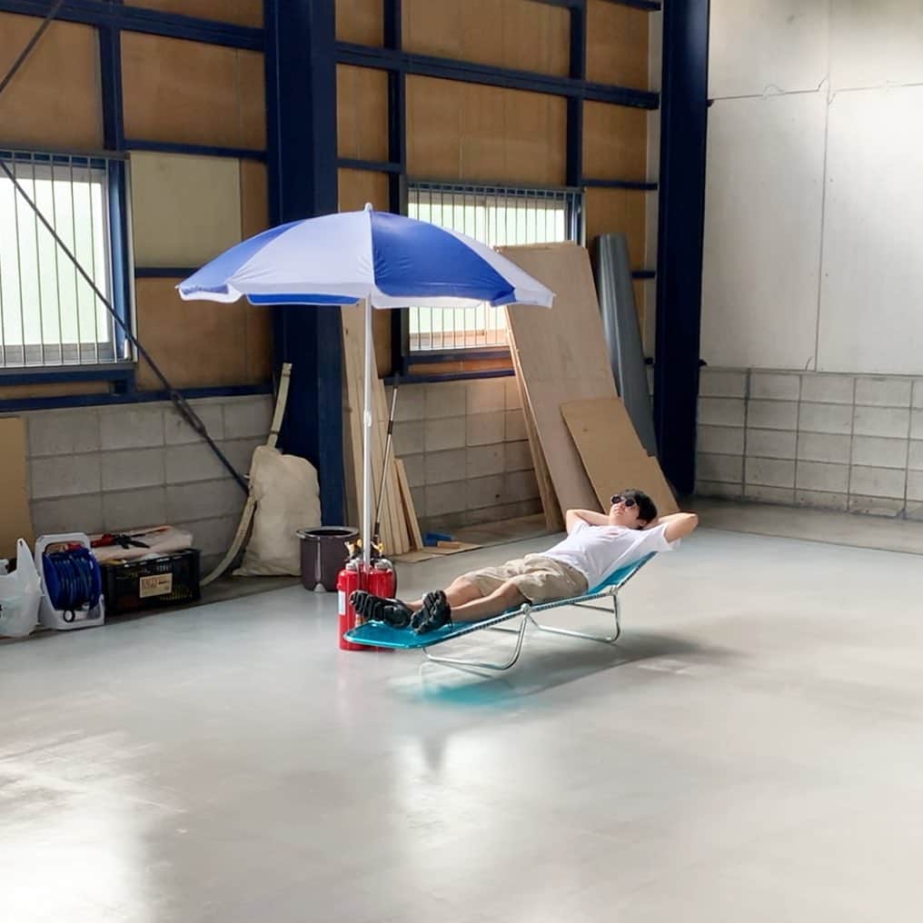 すしらーめん《りく》のインスタグラム：「夏だー！！！！！ 思いっきり動画作るゾォォォ！！！！！ （今日のサブチャンネル20時に上がります！） #倉庫がサウナより暑い #エアコンが欲しい #てか俺によって日陰できてるってことはパラソル役に立ってない」
