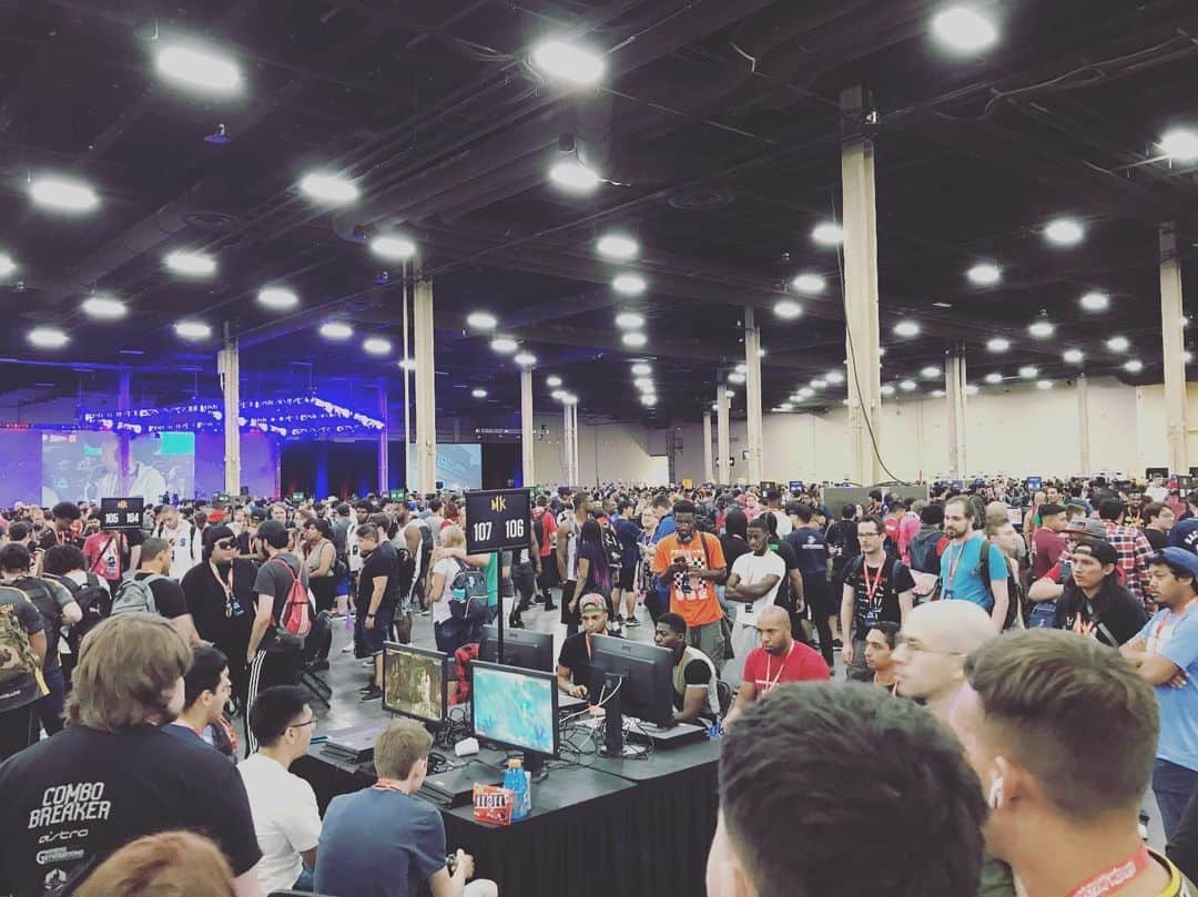 石川龍のインスタグラム：「ラスベガスで開催中の世界最大の格闘ゲームの祭典「EVO 2019」の取材のため、現地入りしています。 僕は今年で3回目の取材となりますが、毎年会場規模が大きくなって参加者も増え、会場のホスピタリティが改善されることが嬉しいし、日本のフェスなんかと近しい感覚を覚えます。 ゲームトーナメントがメインコンテンツですが、来場者を楽しませるためのサイドイベントや展示も充実していて満足度も高いです。 #evo2019 #lasvegas #ラスベガス #格闘ゲーム #fightinggames」