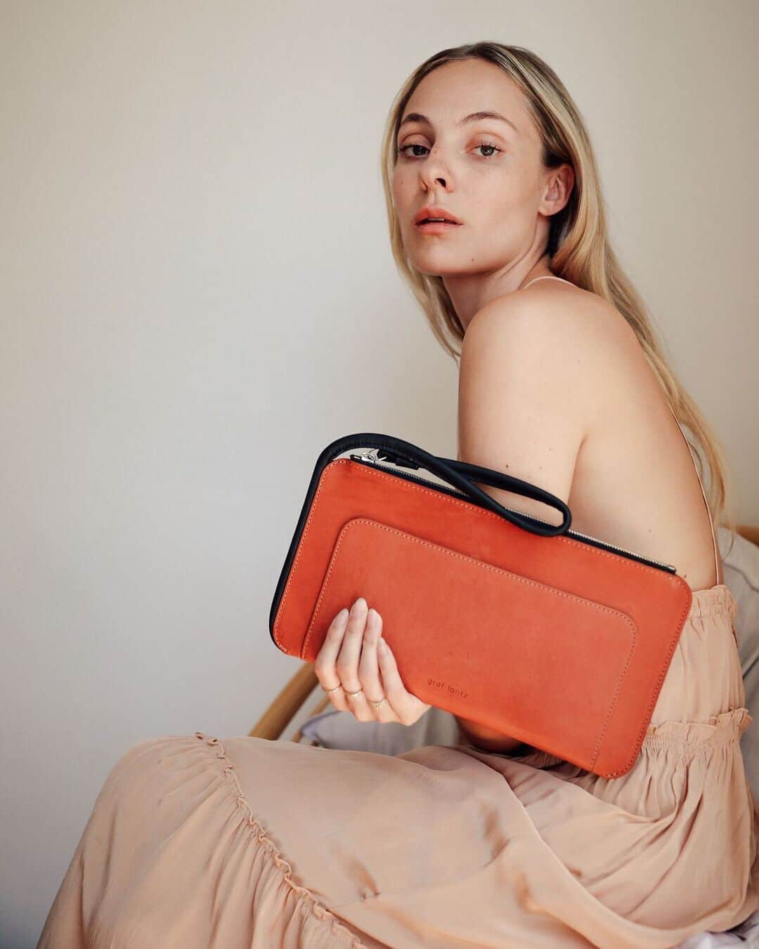 グラフ&ランツのインスタグラム：「It’s Friday and we’re going out with our Andie Wristlet by our side 👜」