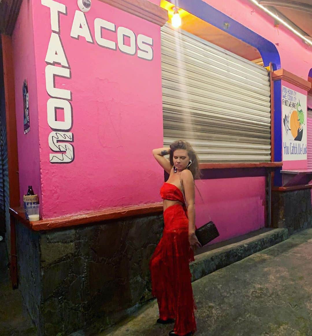 シャネル・ウエスト・コーストさんのインスタグラム写真 - (シャネル・ウエスト・コーストInstagram)「When they shut down the taco spot so you bust out a photo shoot 😂 #TacosAreLife 🌮💜」8月3日 9時23分 - chanelwestcoast