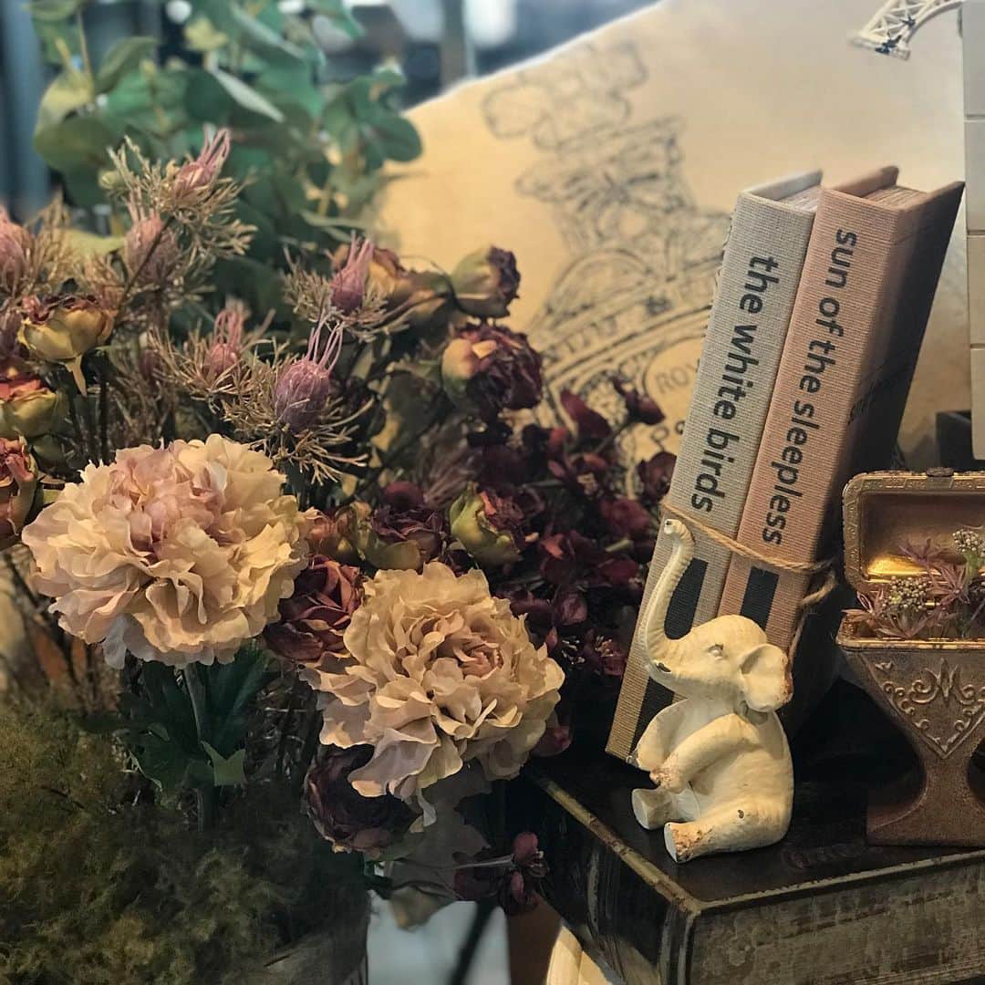 のインスタグラム：「本日は土曜日ですが営業しております⭐︎ 外はとっても暑いですが、お店の中は既に秋真っ盛りです！あと一ヶ月もしない内にクリスマス売場も始まりますよ〜🎅 既にクリスマス用品の問い合わせ多くなっております。お取り寄せできる場合もありますのでお探しのお客様はお気軽にお問い合わせくださいませ！ ＊ 皆様のお越しを店内涼しくしてお待ちしております🌻 ＊ ＊ #横浜ディスプレイミュージアム #株式会社ポピー #横浜 #ディスプレイ#アーティフィシャルフラワー #フラワーアレンジメント #フラワーデザイン #インテリア雑貨 #インテリア#インテリアコーディネート#スタイリスト#装飾#デコレーション  #花のある暮らし #花好きな人と繋がりたい #display #yokohama #flowerarrangement #interiordesign #artficialflower #flowerstagram#クリスマス#秋#ハロウィン」