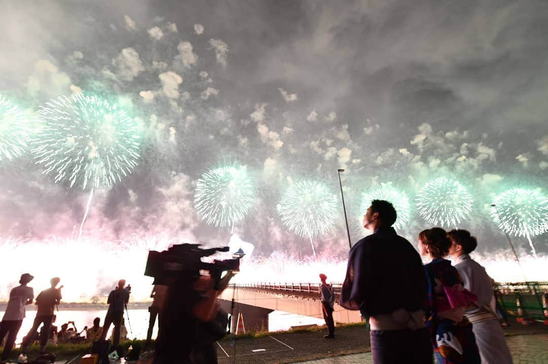 伊勢みずほさんのインスタグラム写真 - (伊勢みずほInstagram)「昨夜、収録してきました🎆  今年も番組スタッフの皆さんとこうして一緒に観られた長岡花火✨  鎮魂と平和の祈りの花火を 後世に繋いでいく一助となれる番組でありたい。  今年の花火も素晴らしかった。心震える感動を本当に本当にどうもありがとうございました🎆✨ 放送は８月７日(水) 水曜見ナイトです✨  #長岡花火  #長岡大花火大会 #花火 #🎆 #平和 #祈り #水曜見ナイト #世界平和 #天地人 #フェニックス #ベスビアス #花火師さんありがとうございます #34℃ #暑かった#黒崎貴之 アナ #中澤卓也 さん #伊勢みずほ #アナウンサー #bsn #nagaoka #japan #japanculture」8月3日 9時29分 - isemizuhoo