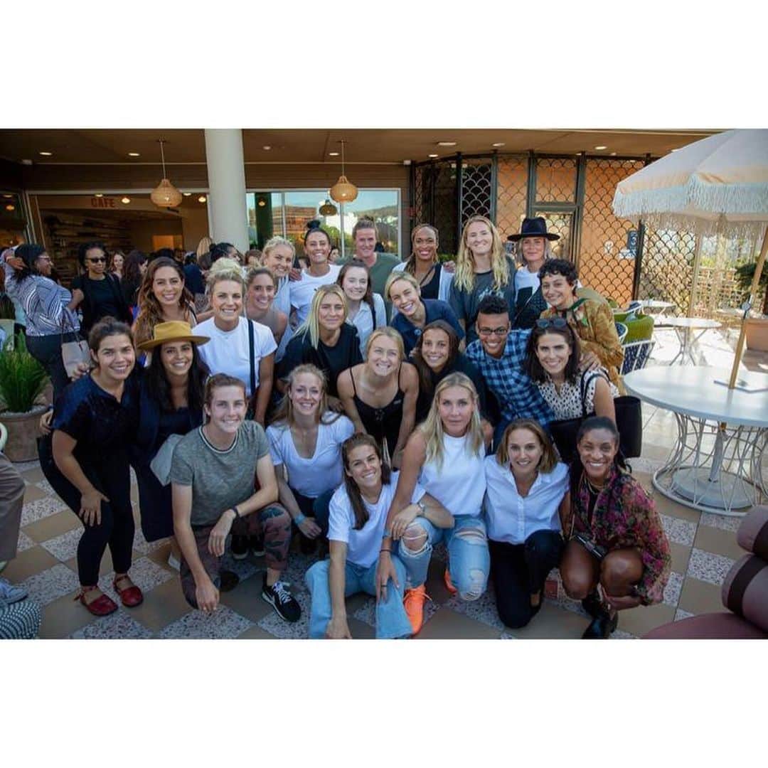 カーラ・ソウザのインスタグラム：「The fight for equal pay is a long game, and the work takes resources. If you’re as committed as the amazing women of the @USWNTPlayers, make your voice heard by supporting @TIMESUPNow today. https://times.upnow.us/2YCuMRT -- La lucha por la igualdad salarial es un juego muy largo, y el trabajo requiere recursos. Si estás tan comprometida como las increíbles mujeres de @USWNTPlayers, levanta tu voz y apoya  a @TIMESUPNow hoy. https://times.upnow.us/2YCuMRT」