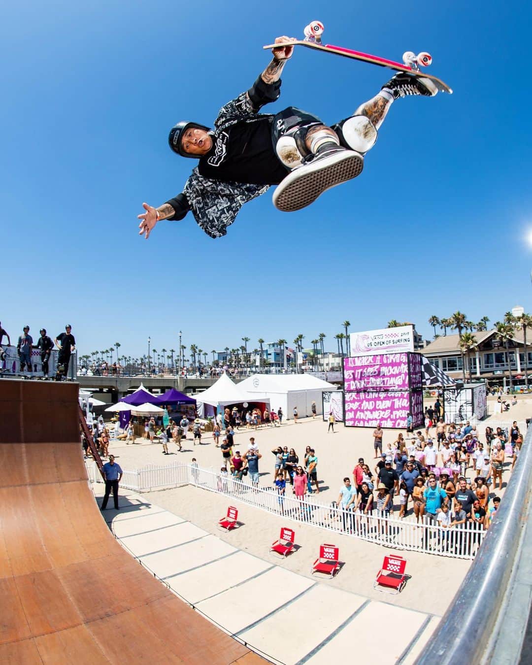 Vans Skateさんのインスタグラム写真 - (Vans SkateInstagram)「@ChristianHosoi is all healed up and cleared for blast off! Vibes are high down at the #VansUSOpen, so cruise through all weekend long to tap in to the good times if you’re in the area, or tune in for our live broadcast of the #VansShowdown on Sunday at 2:30 PM PDT at vansusopenofsurfing.com (📷: @ChrisClicksDigital).」8月3日 9時41分 - vansskate
