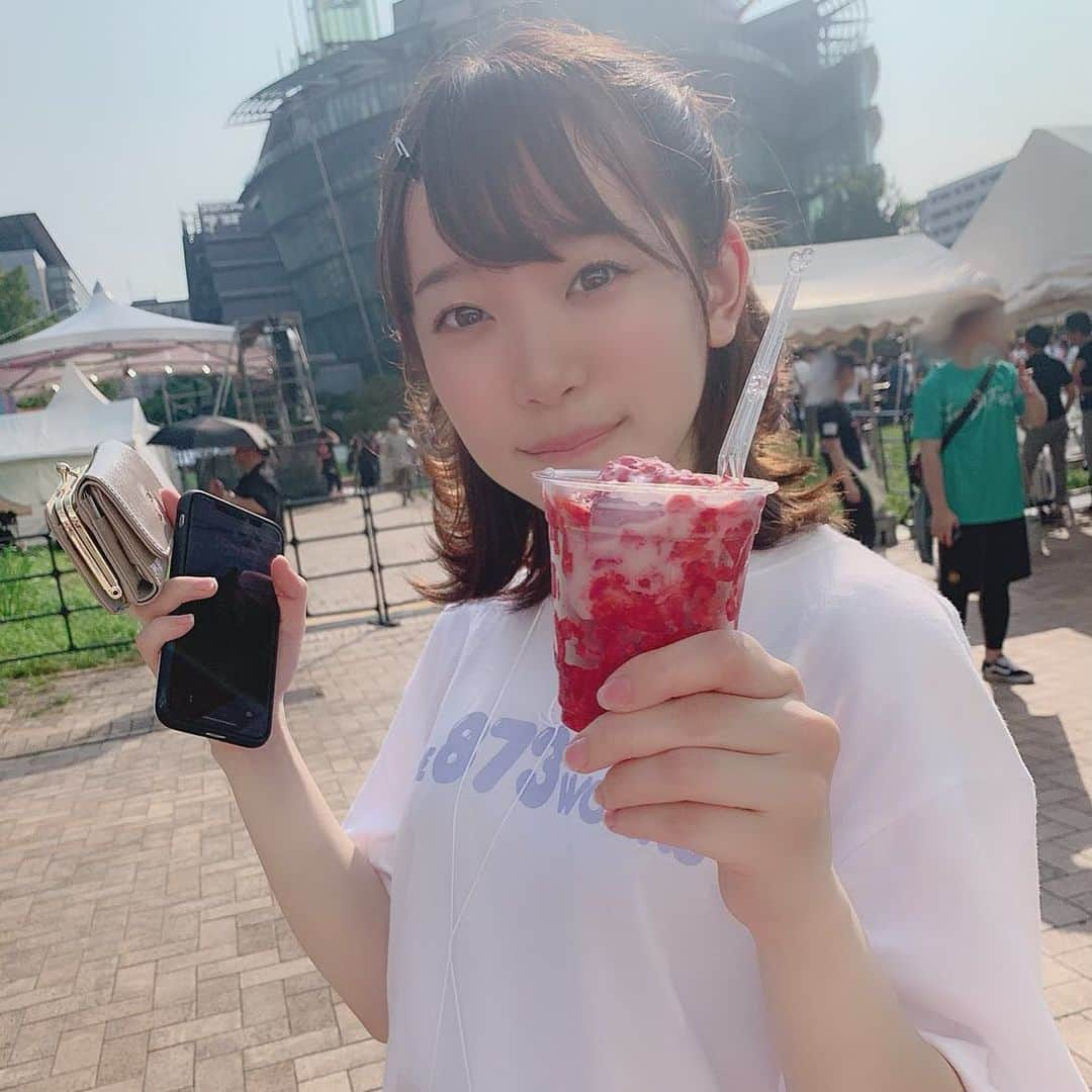 架乃ゆらさんのインスタグラム写真 - (架乃ゆらInstagram)「きのうの #tif2019 でうささんに撮ってもらった写真🍧🍓 本当にすれ違う人みんな有名なアイドルさんで緊張したけどお祭りみたいで楽しかったなあ🐈 #AV女優 #恵比寿マスカッツ #左手にかき氷 #右手にスマホとお財布」8月3日 9時42分 - kano__yura