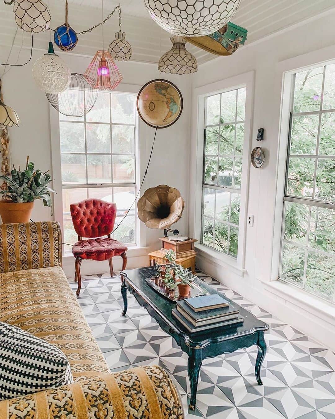 Airbnbさんのインスタグラム写真 - (AirbnbInstagram)「Superhosts Justin and Becca renovated their 1930s bungalow to make it as creative and eclectic as the city itself. It’s in a quiet neighborhood but only a few blocks from the live music hotbed of 6th Street, so it’s equally well located for kicking up your boots or kicking them off.  Photo: @thebusyrooster」8月3日 9時35分 - airbnb