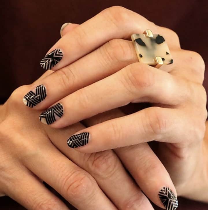 Jamberryのインスタグラム：「Ry-Guy Lacquer Strips 💕 . . What have your favorite Strips been? Let’s see what we have in common! . . #jamberry #jamberry2019 #jamberryaddict #nailfie #nailfies #nailwraps #prettythings #goalgetter #sisterhood #success #manicurelove #beneyou」