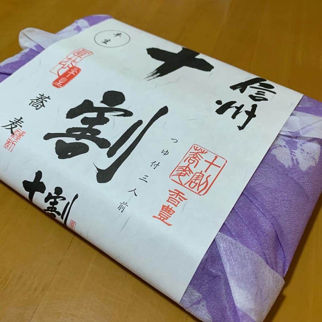 野間美由紀のインスタグラム：「この時期になると、夏をこちらで過ごすご近所さんから色々と頂き物をしてしまう。ありがたい。自家製梅干しをお返しにお裾分けしました。」