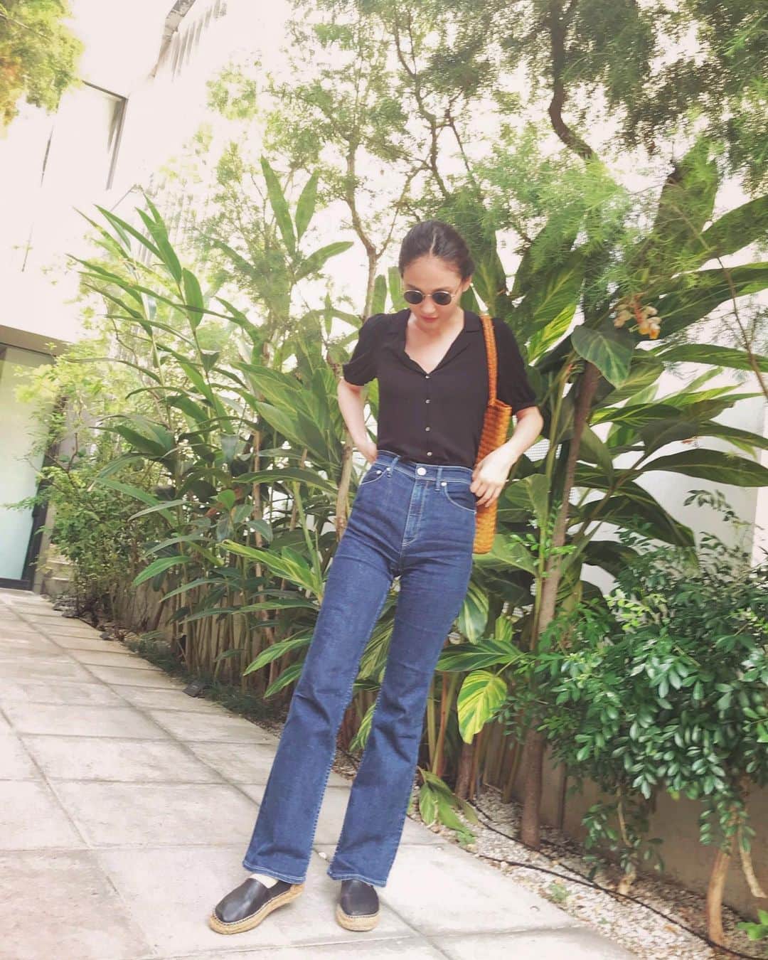 のインスタグラム：「昨日の私服👖このフレアデニムおすすめ💙  ブラウス,バッグ @zara  デニムパンツ @yanuk_official  サングラス @kearny_eyewear  靴 @holiday_pr . . . #WEAR更新#はたまりコーデ#fashion#ootd#denimpants#yanuk#zara#holiday#summer#summerfashion#秦まり子」