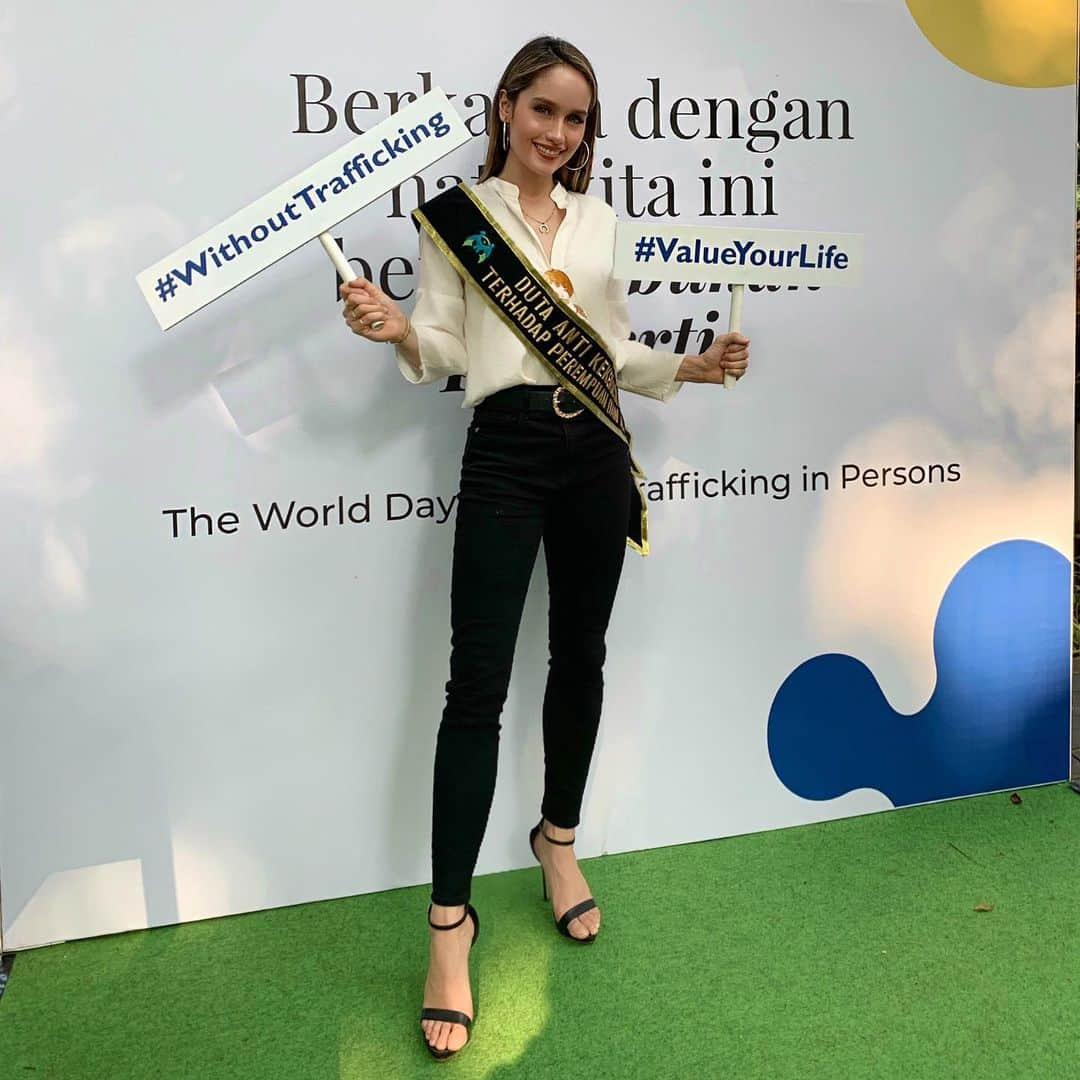 Cinta Lauraさんのインスタグラム写真 - (Cinta LauraInstagram)「Had the pleasure of attending the Anti-Human Trafficking event yesterday with several strong and intelligent women! May we think of freedom not as the right to do what we please, but the right to do what is right. Let’s end human trafficking! #valueyourlife #endtrafficking #withouttrafficking」8月3日 10時08分 - claurakiehl