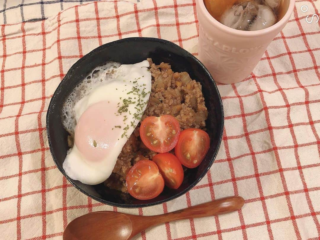 高橋茉奈さんのインスタグラム写真 - (高橋茉奈Instagram)「＊ ⏩スワイプしてね⏩5日分ご飯🍽 最近投稿をサボってるご飯たち😂💓 作り終わると食べ始めちゃって、ここ最近は 写真撮るのすら忘れてた😂😂😂 こないだは仕事終わりに餃子50個作りました🥺 だいたい3回分のご飯で消えてった( 笑 ) 黙々とひとつのことをするのが好きなので、 餃子作りハマりそうです！！！！！！！ 今度は一気に100個作ろうかなと思ってる🤔💓 ＊ 昨日のご飯は1枚目のやつなんですが、 和とか洋とか関係なしにわたしがただただ 食べたかったものを作った感じ😂💕 特にオクラが食べたい気分だったので、 2パック分買ったけど、味見で約1パック食べた← そしてわたしの特徴(？)、ミネストローネは もはや《食べるミネストローネ》です😂💓 昨日の具は、黄パプリカ、ズッキーニ、アスパラ、 ナス、いんげん、ベーコン、ミニトマトでした🍅🍆 今日おじさん仕事なので、温め直して THERMOSのスープジャーに入れて持たせた💪 #셀카#셀피#나#일상#여자#24살#94년생#일본인#패션#얼짱#셀스타그램#얼스타그램#인스타그램#맞팔은댓글#茉奈飯#ごはん#ご飯#自炊」8月3日 10時02分 - 94.05.28