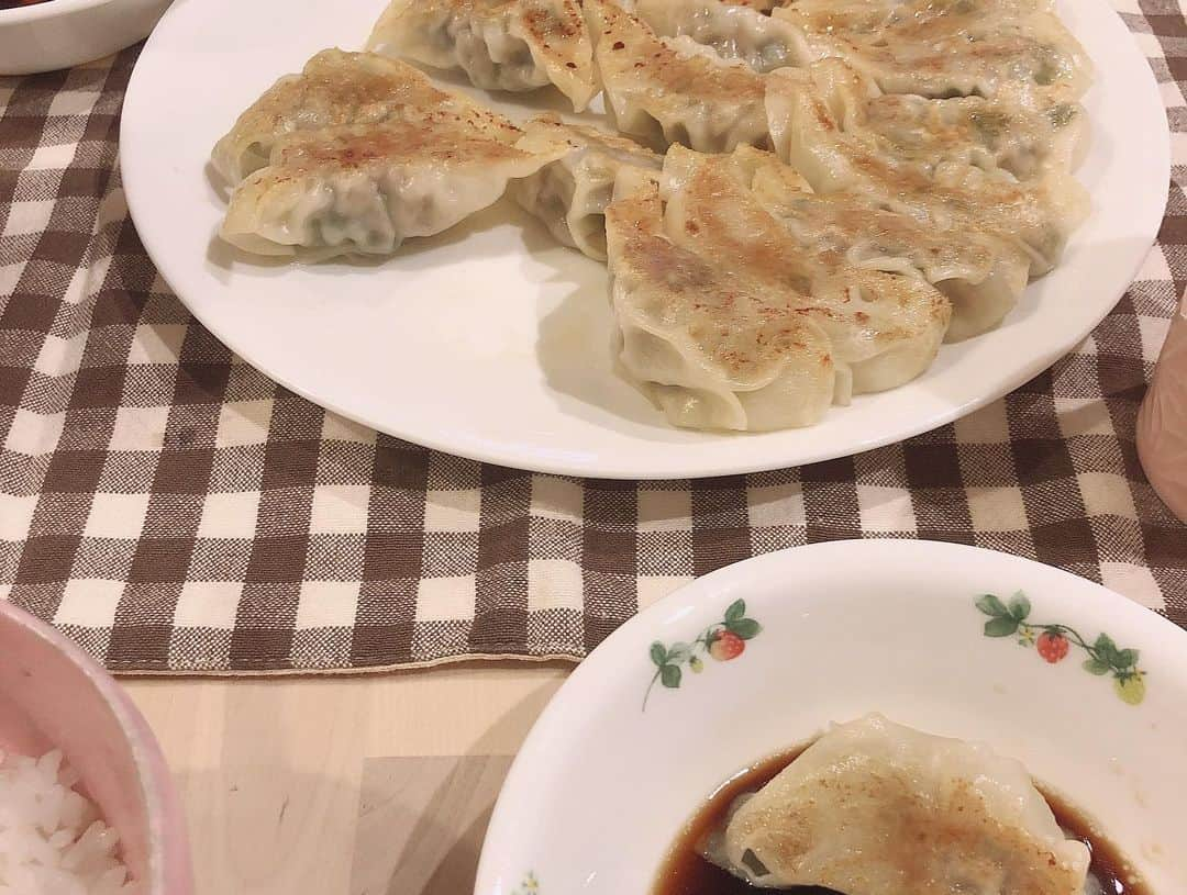 高橋茉奈さんのインスタグラム写真 - (高橋茉奈Instagram)「＊ ⏩スワイプしてね⏩5日分ご飯🍽 最近投稿をサボってるご飯たち😂💓 作り終わると食べ始めちゃって、ここ最近は 写真撮るのすら忘れてた😂😂😂 こないだは仕事終わりに餃子50個作りました🥺 だいたい3回分のご飯で消えてった( 笑 ) 黙々とひとつのことをするのが好きなので、 餃子作りハマりそうです！！！！！！！ 今度は一気に100個作ろうかなと思ってる🤔💓 ＊ 昨日のご飯は1枚目のやつなんですが、 和とか洋とか関係なしにわたしがただただ 食べたかったものを作った感じ😂💕 特にオクラが食べたい気分だったので、 2パック分買ったけど、味見で約1パック食べた← そしてわたしの特徴(？)、ミネストローネは もはや《食べるミネストローネ》です😂💓 昨日の具は、黄パプリカ、ズッキーニ、アスパラ、 ナス、いんげん、ベーコン、ミニトマトでした🍅🍆 今日おじさん仕事なので、温め直して THERMOSのスープジャーに入れて持たせた💪 #셀카#셀피#나#일상#여자#24살#94년생#일본인#패션#얼짱#셀스타그램#얼스타그램#인스타그램#맞팔은댓글#茉奈飯#ごはん#ご飯#自炊」8月3日 10時02分 - 94.05.28