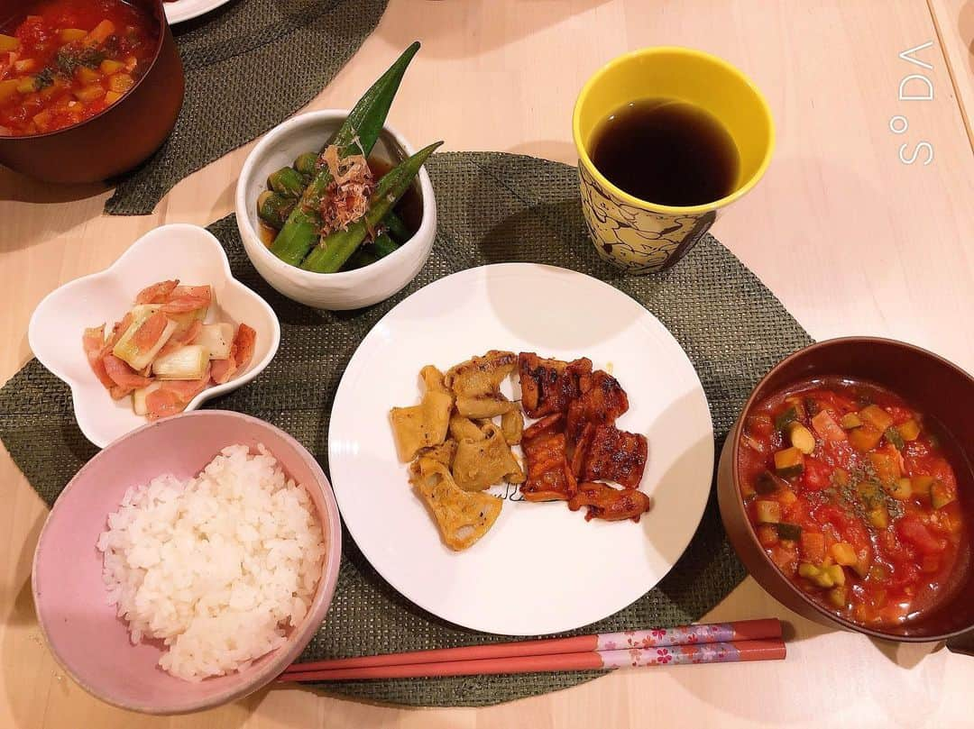 高橋茉奈さんのインスタグラム写真 - (高橋茉奈Instagram)「＊ ⏩スワイプしてね⏩5日分ご飯🍽 最近投稿をサボってるご飯たち😂💓 作り終わると食べ始めちゃって、ここ最近は 写真撮るのすら忘れてた😂😂😂 こないだは仕事終わりに餃子50個作りました🥺 だいたい3回分のご飯で消えてった( 笑 ) 黙々とひとつのことをするのが好きなので、 餃子作りハマりそうです！！！！！！！ 今度は一気に100個作ろうかなと思ってる🤔💓 ＊ 昨日のご飯は1枚目のやつなんですが、 和とか洋とか関係なしにわたしがただただ 食べたかったものを作った感じ😂💕 特にオクラが食べたい気分だったので、 2パック分買ったけど、味見で約1パック食べた← そしてわたしの特徴(？)、ミネストローネは もはや《食べるミネストローネ》です😂💓 昨日の具は、黄パプリカ、ズッキーニ、アスパラ、 ナス、いんげん、ベーコン、ミニトマトでした🍅🍆 今日おじさん仕事なので、温め直して THERMOSのスープジャーに入れて持たせた💪 #셀카#셀피#나#일상#여자#24살#94년생#일본인#패션#얼짱#셀스타그램#얼스타그램#인스타그램#맞팔은댓글#茉奈飯#ごはん#ご飯#自炊」8月3日 10時02分 - 94.05.28