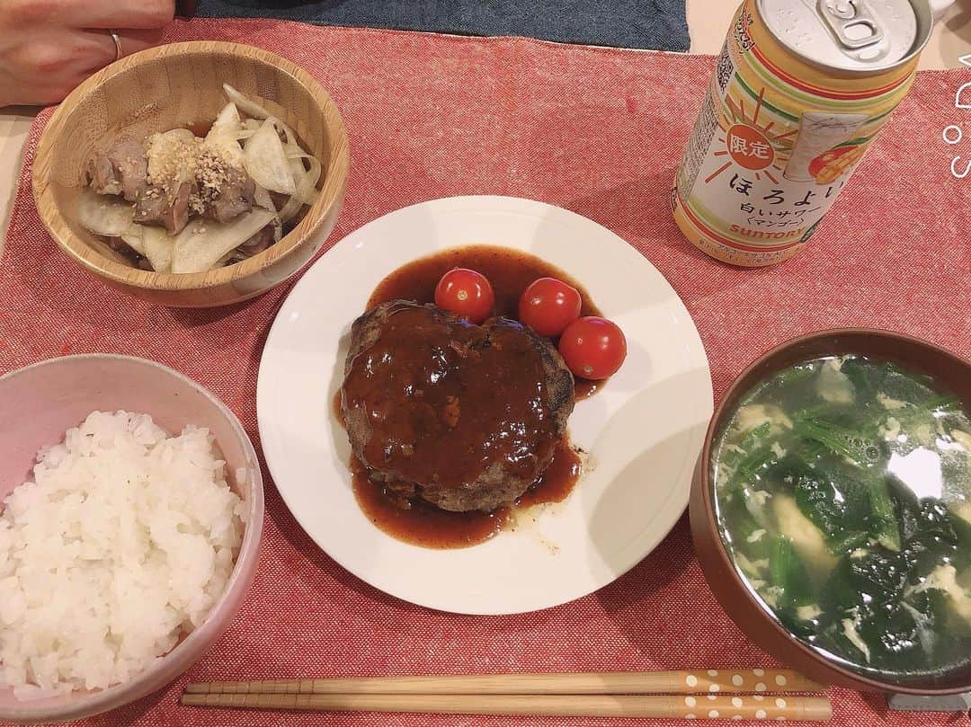 高橋茉奈さんのインスタグラム写真 - (高橋茉奈Instagram)「＊ ⏩スワイプしてね⏩5日分ご飯🍽 最近投稿をサボってるご飯たち😂💓 作り終わると食べ始めちゃって、ここ最近は 写真撮るのすら忘れてた😂😂😂 こないだは仕事終わりに餃子50個作りました🥺 だいたい3回分のご飯で消えてった( 笑 ) 黙々とひとつのことをするのが好きなので、 餃子作りハマりそうです！！！！！！！ 今度は一気に100個作ろうかなと思ってる🤔💓 ＊ 昨日のご飯は1枚目のやつなんですが、 和とか洋とか関係なしにわたしがただただ 食べたかったものを作った感じ😂💕 特にオクラが食べたい気分だったので、 2パック分買ったけど、味見で約1パック食べた← そしてわたしの特徴(？)、ミネストローネは もはや《食べるミネストローネ》です😂💓 昨日の具は、黄パプリカ、ズッキーニ、アスパラ、 ナス、いんげん、ベーコン、ミニトマトでした🍅🍆 今日おじさん仕事なので、温め直して THERMOSのスープジャーに入れて持たせた💪 #셀카#셀피#나#일상#여자#24살#94년생#일본인#패션#얼짱#셀스타그램#얼스타그램#인스타그램#맞팔은댓글#茉奈飯#ごはん#ご飯#自炊」8月3日 10時02分 - 94.05.28