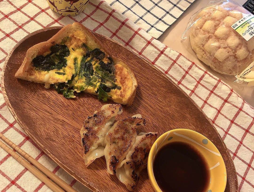 高橋茉奈さんのインスタグラム写真 - (高橋茉奈Instagram)「＊ ⏩スワイプしてね⏩5日分ご飯🍽 最近投稿をサボってるご飯たち😂💓 作り終わると食べ始めちゃって、ここ最近は 写真撮るのすら忘れてた😂😂😂 こないだは仕事終わりに餃子50個作りました🥺 だいたい3回分のご飯で消えてった( 笑 ) 黙々とひとつのことをするのが好きなので、 餃子作りハマりそうです！！！！！！！ 今度は一気に100個作ろうかなと思ってる🤔💓 ＊ 昨日のご飯は1枚目のやつなんですが、 和とか洋とか関係なしにわたしがただただ 食べたかったものを作った感じ😂💕 特にオクラが食べたい気分だったので、 2パック分買ったけど、味見で約1パック食べた← そしてわたしの特徴(？)、ミネストローネは もはや《食べるミネストローネ》です😂💓 昨日の具は、黄パプリカ、ズッキーニ、アスパラ、 ナス、いんげん、ベーコン、ミニトマトでした🍅🍆 今日おじさん仕事なので、温め直して THERMOSのスープジャーに入れて持たせた💪 #셀카#셀피#나#일상#여자#24살#94년생#일본인#패션#얼짱#셀스타그램#얼스타그램#인스타그램#맞팔은댓글#茉奈飯#ごはん#ご飯#自炊」8月3日 10時02分 - 94.05.28