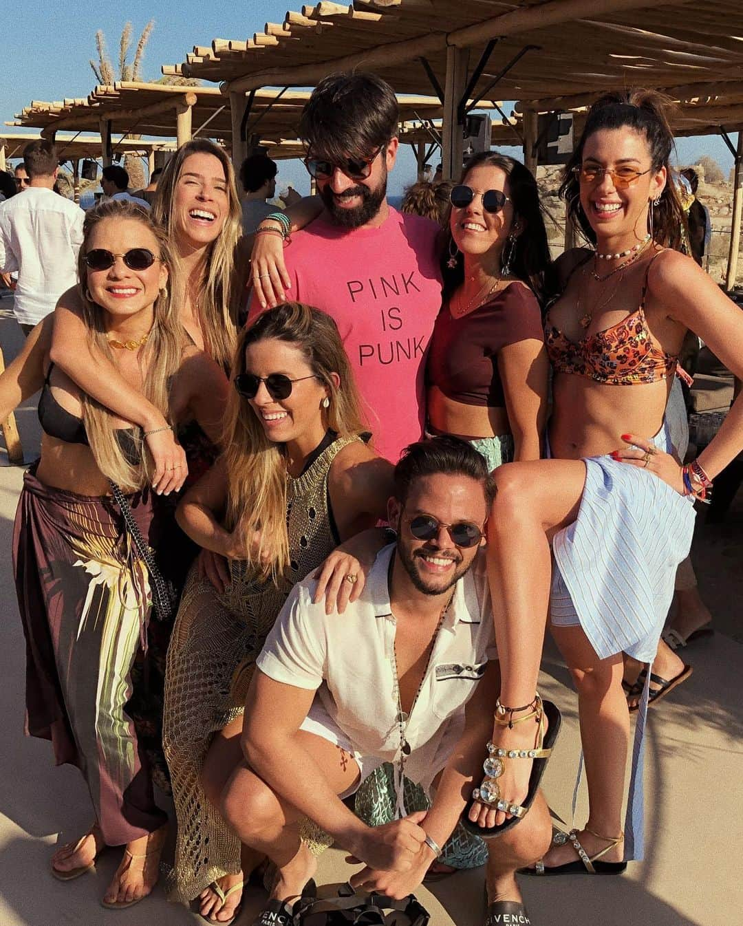 Garotas Estupidasさんのインスタグラム写真 - (Garotas EstupidasInstagram)「A little party never killed nobody 🌝🇬🇷⚡️🔥🙌🏻 #ferias  #CCOdestinos #CCOmykonos」8月3日 10時02分 - camilacoutinho