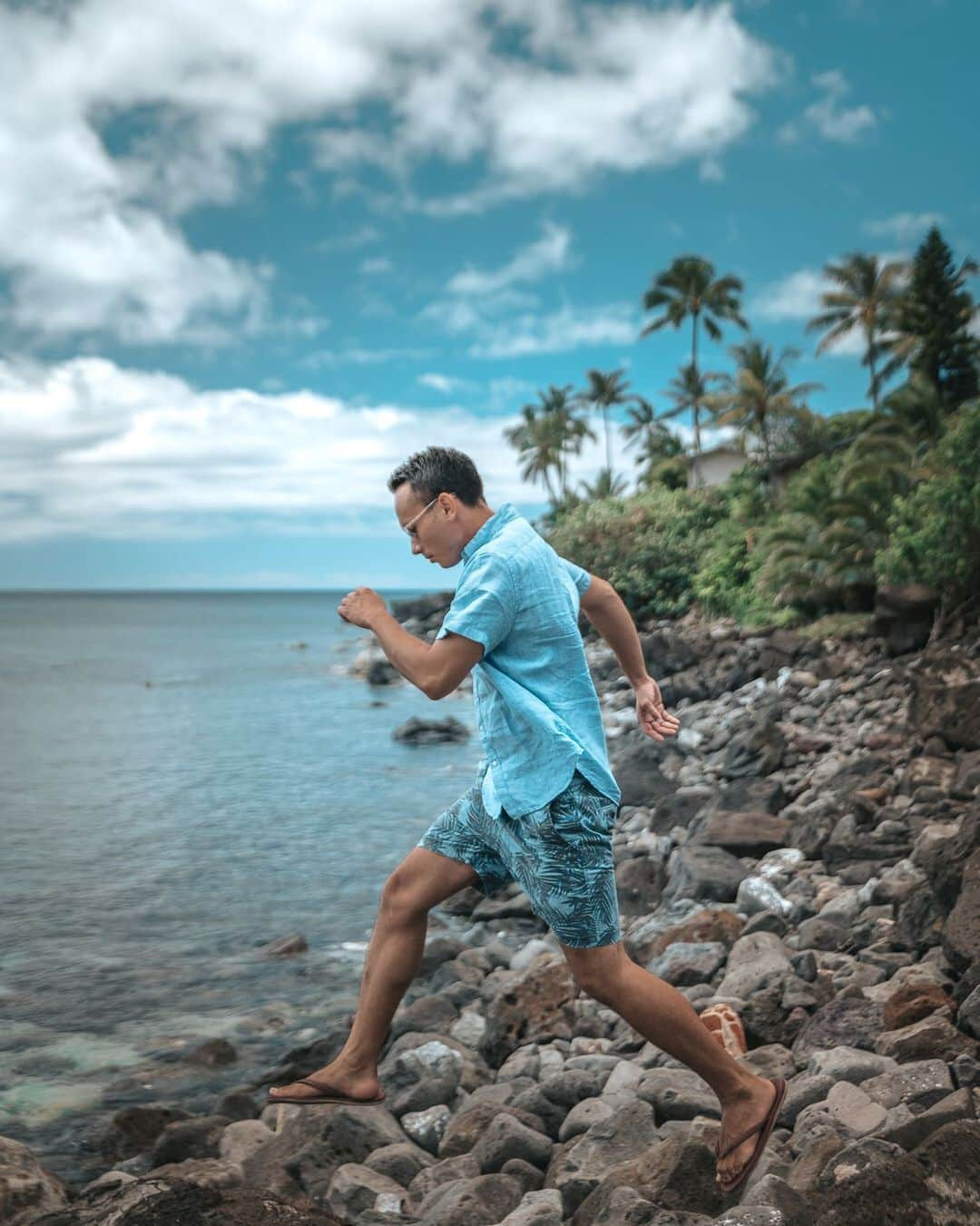 エリック・デ・メンドンサさんのインスタグラム写真 - (エリック・デ・メンドンサInstagram)「@jcrewmens  Breezy linen shirts are awesome for a day at the beach🌴 @yoshitanaka1 always capturing the moment🔥📸📸📸 #jcrew #jcrewmens #hawaii #oahu #northshore #beach」8月3日 10時03分 - eric.de.mendonca