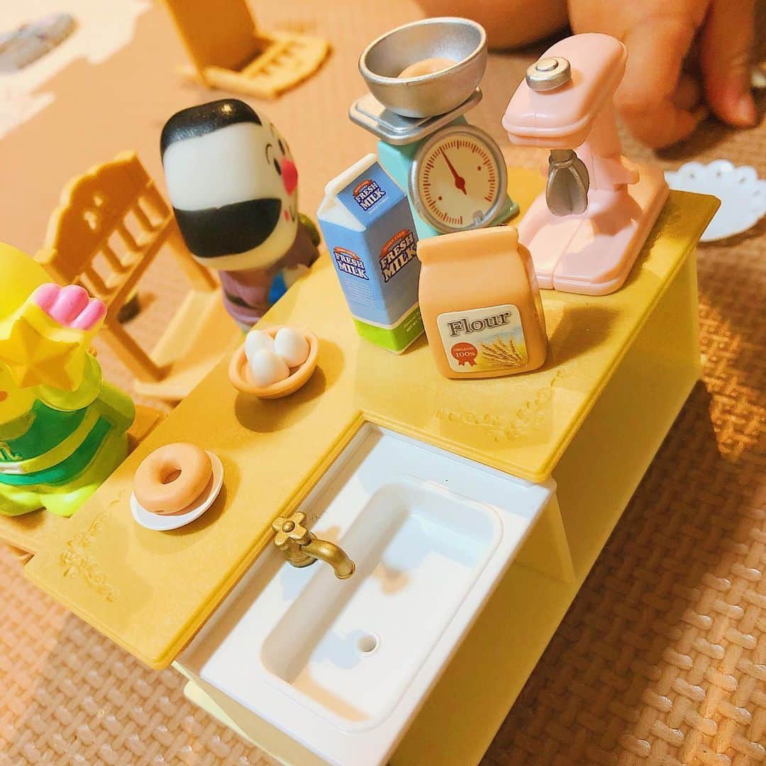 のインスタグラム：「散らかっていますな…😅 我が家の台所ではありません🤣 シルバニアくまさん家の台所。 おにぎりマン座ってるし🤣  さて、本日も母さん頑張ります📺 観られる方は是非グリーンチャンネルを観てくださいね☺️ #岡部玲子 #子育て #主婦 #40代突入 #シルバニアファミリー #2歳娘 #アンパンマン #ミニチュア #グリーンチャンネル #競馬 #mama #talent #reporter #instagood #f4f #japanesetoys #lovely #cute #smile #kitchin #happy #happytime」