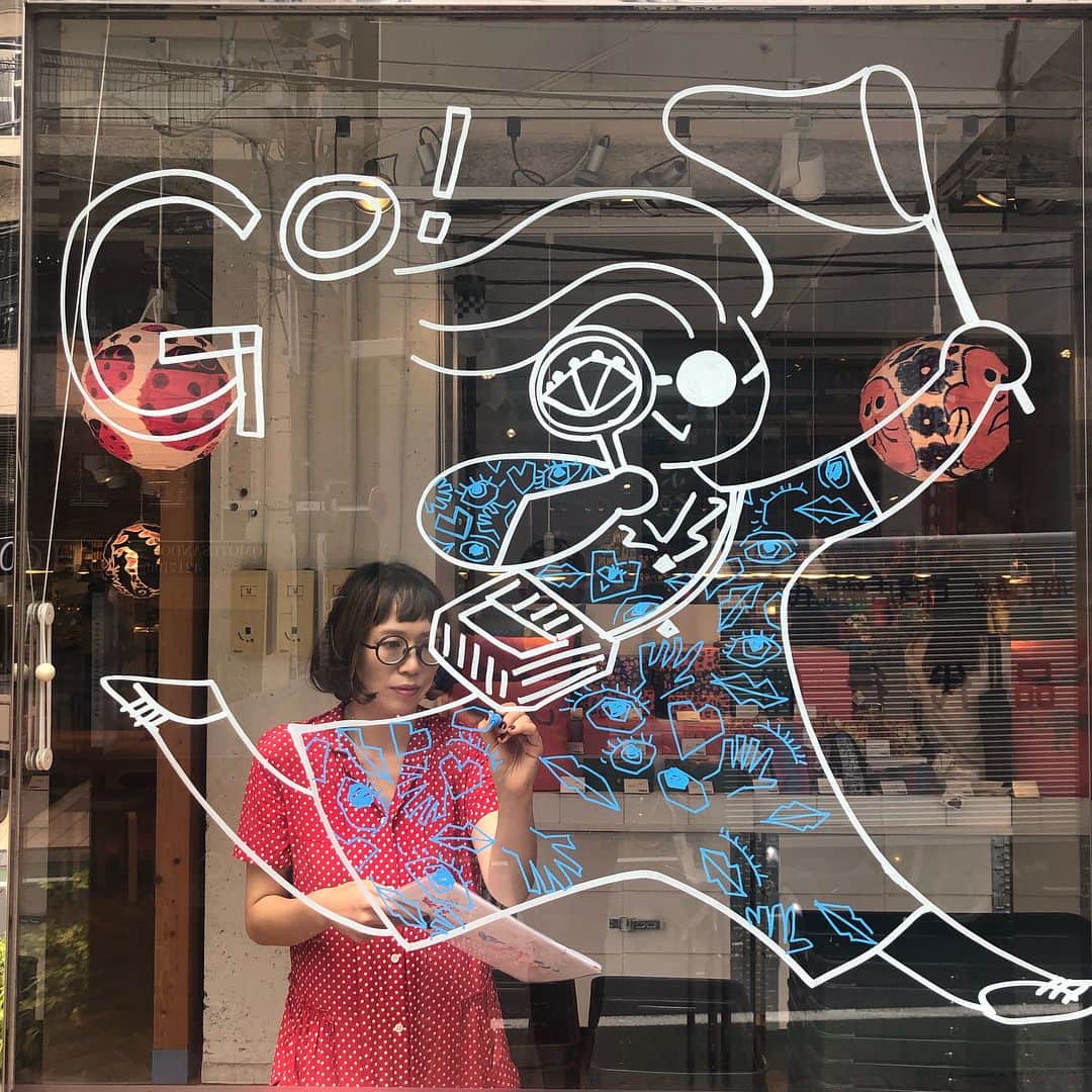 Flying Tiger Japanさんのインスタグラム写真 - (Flying Tiger JapanInstagram)「梅雨が明けてようやく夏のスタートです👒🐞🏖🐚🦀表参道ストアでは、イラストレーターの kadotachiaki さんのexhibition 「Go!Vacation!Go!」を8月18日まで開催中です。 夏の思い出にぜひ遊びに来てくださいね。 .  Thank you @kadotachiaki . #kadotachiaki #illustrator #illustration #art #design #イラスト #イラストレーション #windowdisplay #windowpainting #summervacation #flyingtiger #フライングタイガー #表参道ストア #北欧雑貨 #夏休み」8月3日 10時28分 - flyingtigerjp