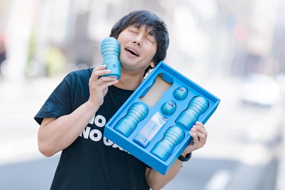 大川竜弥のインスタグラム：「TENGAさんからCOOLなお中元をいただきました。今年の夏はこれで体（主に股間）を冷やします。 #tenga #cool #股間」