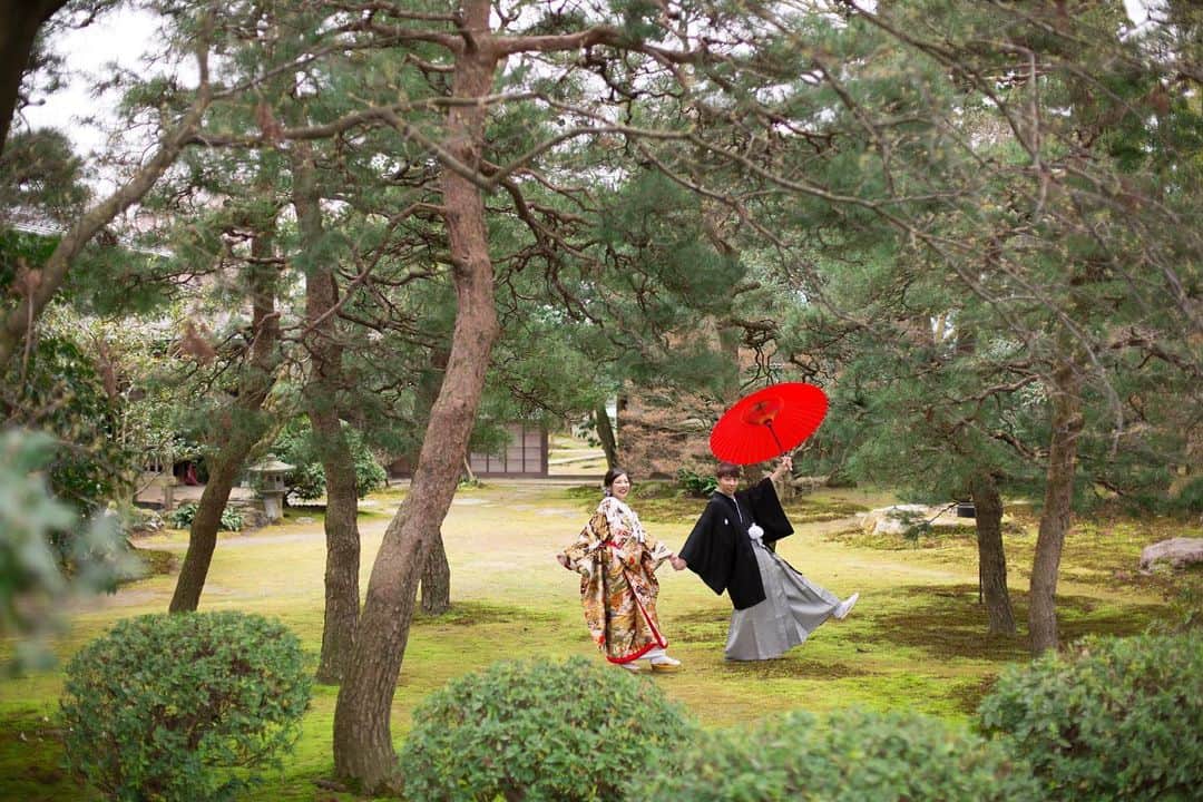 富山結婚式 ヴィラグランディス富山さんのインスタグラム写真 - (富山結婚式 ヴィラグランディス富山Instagram)「， ， 深緑の中での撮影は 色鮮やかな色打掛が映えますね✨ ， ， ， ， ， ， ， ， ， ， ， ， ， ， ， ， 他の写真も気になる方はプロフィールから 公式HPをご覧ください▶︎▶︎▶︎」8月3日 10時15分 - villagrandis_toyama