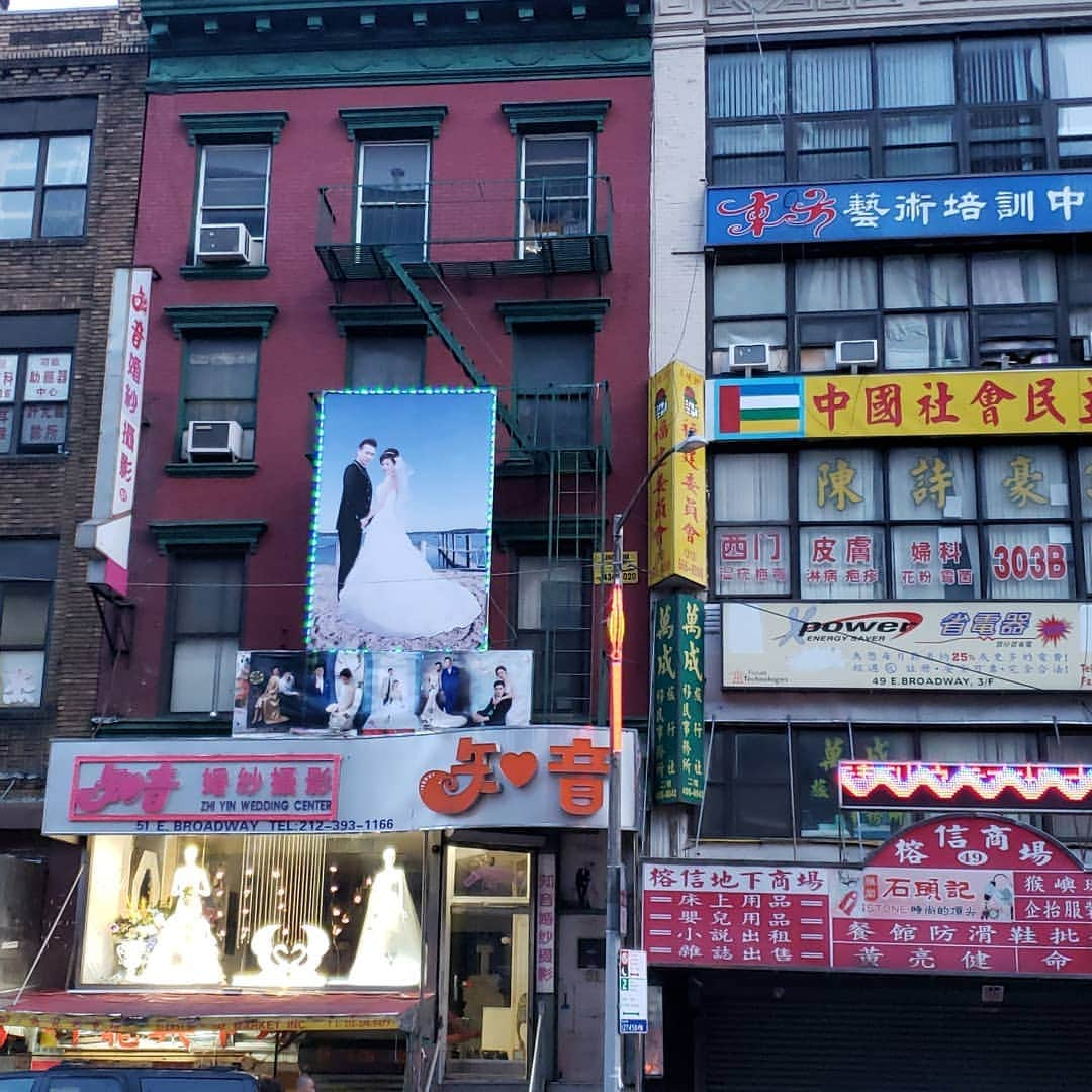 サラ・ジェシカ・パーカーさんのインスタグラム写真 - (サラ・ジェシカ・パーカーInstagram)「Chinatown, NYC East Broadway, one of my favorite streets on the island on the island of Manhattan. And happens to home to the great Hwa Yuan's where I just ate one of the great meals of my life. Said ny @samsifton to have the best Cold Noodles With Sesame Sauce  in Manhattan and I can assure you that isn't hyperbole.  Make your way there! X,SJ Ps thank you @grubstreet for your article on where to find the absolute best cold noodles in NYC. I am obedient and grateful!」8月3日 10時25分 - sarahjessicaparker