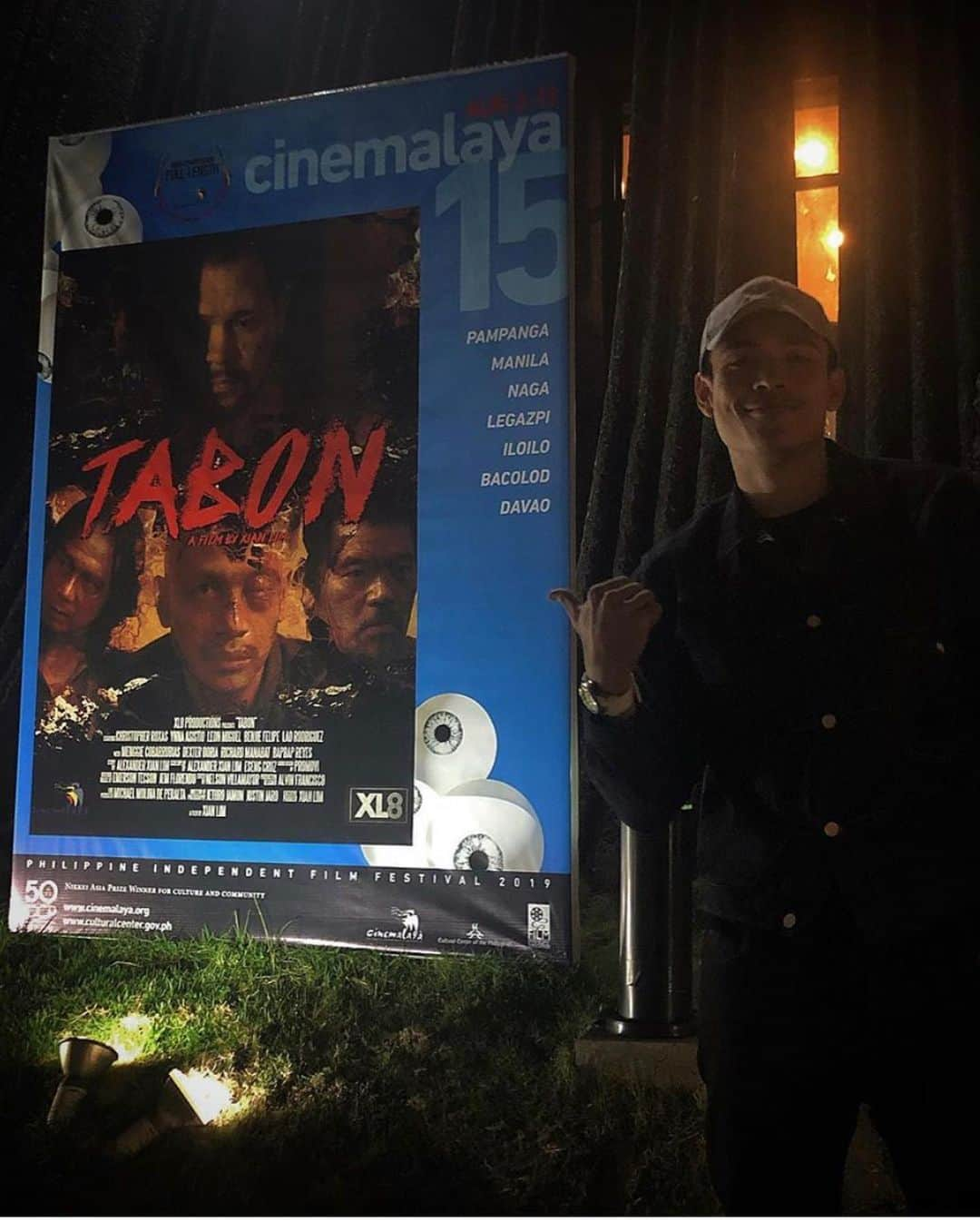 Kim Chiuさんのインスタグラム写真 - (Kim ChiuInstagram)「today is the day NOW SHOWING TABON written and directed by @xianlimm 👏🏼👏🏼👏🏼👏🏼👏🏼. . this is the day that you’ve been working hard for days/months now, I am so proud of you! LIKE SUPER!!!! grabe kahit wala ka nang tulog coming from shoots still you made it!!! pure hard work, dedication and your vision coming into the big screen!!! people may not know the struggles you face while doing this film and yet still a positive outlook that everything will be ok then here it is, CINEMALAYA2019! CONGRATULATIONS XI!!!! 👏🏼👏🏼👏🏼 and congrats to the entire tabon team!!! lets all support @xianlimm directorial debut #Tabon now showing!!! schedules in the next photo swipe left!😁😉👍🏻」8月3日 10時18分 - chinitaprincess